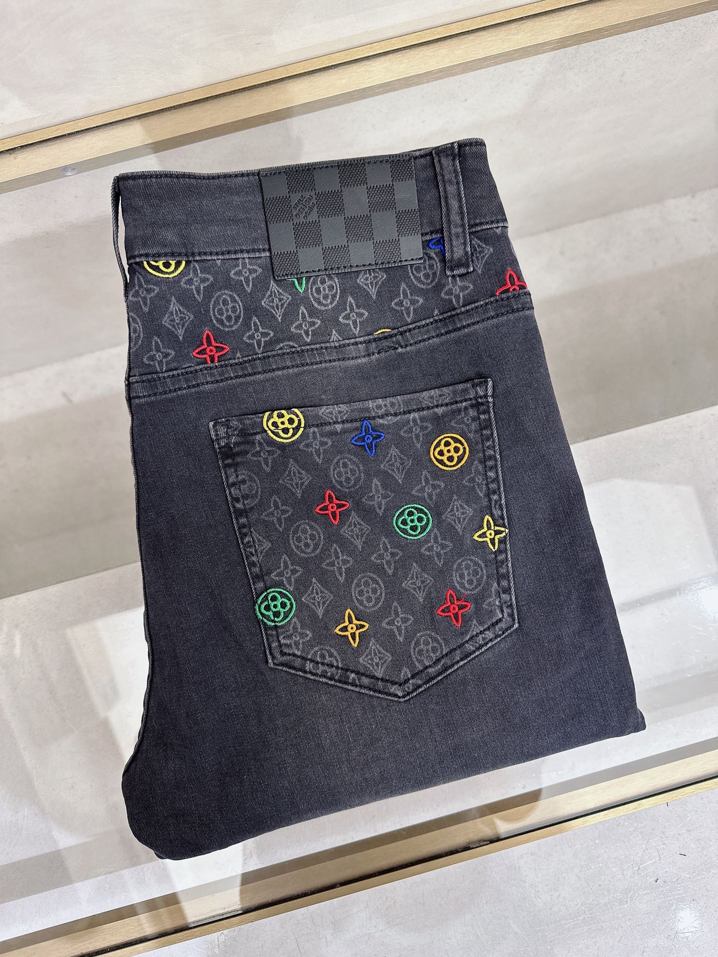 NO:871834,LV’s latest 2026 spring and summer new casual jeans for men!  Heavy duty washed jeans!  Customized fabrics are softer and more comfortable than ordinary denim fabrics!  Ultra-heavy industrial washing process and double process washing. The whole pair of pants has a comfortable feel, and the fineness and breathability are top-notch. All hardware brand logos are custom-made, and the materials are selected with the best attributes. For a good pair of jeans, the focus is on the fabric!  The elasticity of the fabric is very good and the comfort is great!  The fabric density is very high!  !  The imported texture is very powerful!  The low-key design style is simple and elegant!  28-38 (no 37),,louis vuitton,jeans,19860909LV 2026春夏最新推出男士休闲牛仔裤新品！重工水洗牛仔裤！定制面料和一般牛仔布料比起来,更加柔软舒适！超重工洗水工艺 双工艺洗水 整条裤子,手感舒适,细腻程度与透气效果堪称顶级,所有的五金品牌logo都是专模定做,材质都是选最好的属性.好的一条牛仔裤,重点在面料！面料的弹性很好,舒适性非常棒！面料密度很高！！客供进口的质感非常强大！低调设计风格简洁大方！28-38（无37）,,louis vuitton,jeans,,Men's clothing
