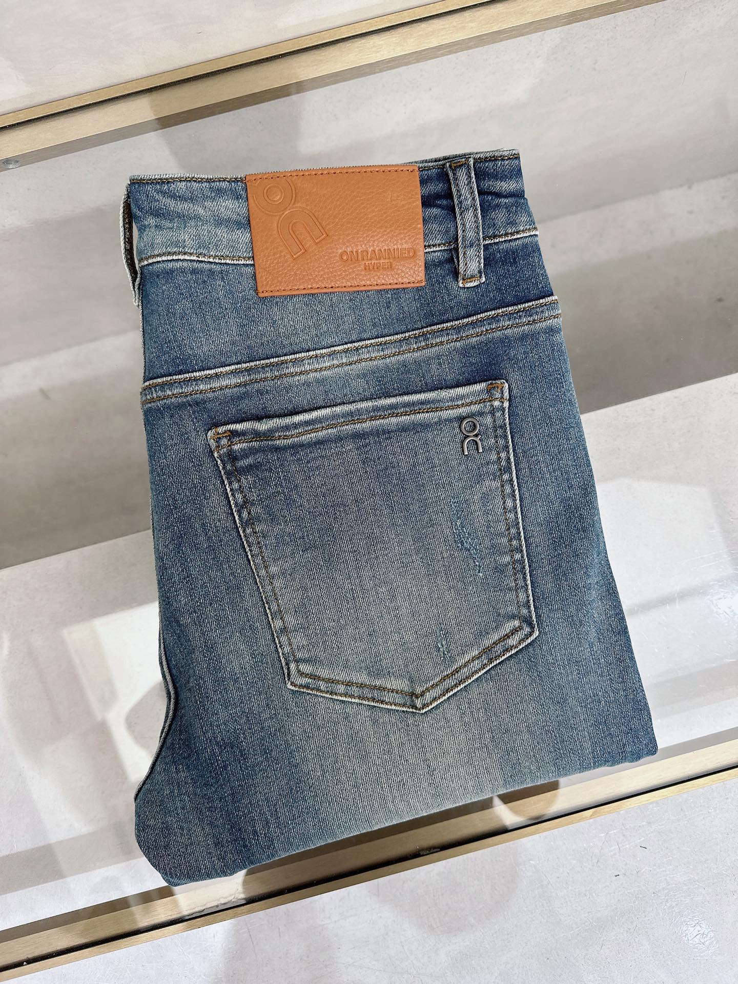 NO:871841,Loewe's latest new men's casual jeans for spring and summer 2026!  Heavy duty washed jeans!  Customized fabrics are softer and more comfortable than ordinary denim fabrics!  Ultra-heavy industrial washing process and double process washing. The whole pair of pants has a comfortable feel, and the fineness and breathability are top-notch. All hardware brand logos are custom-made, and the materials are selected with the best attributes. For a good pair of jeans, the focus is on the fabric!  The elasticity of the fabric is very good and the comfort is great!  The fabric density is very high!  !  The imported texture is very powerful!  The low-key design style is simple and elegant!  28-38 (no 37),,loewe,jeans,19860909罗意威 2026春夏最新推出男士休闲牛仔裤新品！重工水洗牛仔裤！定制面料和一般牛仔布料比起来,更加柔软舒适！超重工洗水工艺 双工艺洗水 整条裤子,手感舒适,细腻程度与透气效果堪称顶级,所有的五金品牌logo都是专模定做,材质都是选最好的属性.好的一条牛仔裤,重点在面料！面料的弹性很好,舒适性非常棒！面料密度很高！！客供进口的质感非常强大！低调设计风格简洁大方！28-38（无37）,,loewe,jeans,,Men's clothing