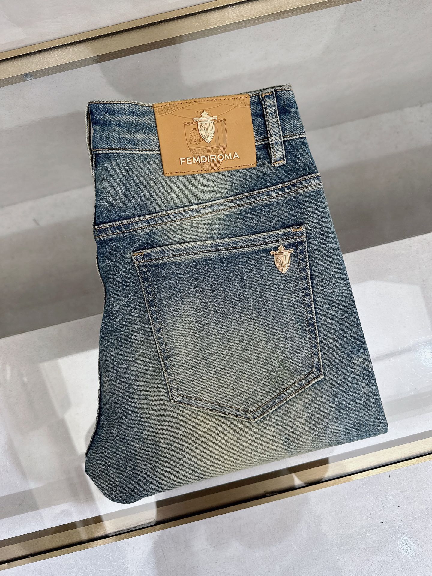 NO:871768,LP's latest 1956 spring and summer new casual jeans for men!  Heavy duty washed jeans!  Customized fabrics are softer and more comfortable than ordinary denim fabrics!  Ultra-heavy industrial washing process and double process washing. The whole pair of pants has a comfortable feel, and the fineness and breathability are top-notch. All hardware brand logos are custom-made, and the materials are selected with the best attributes. For a good pair of jeans, the focus is on the fabric!  The elasticity of the fabric is very good and the comfort is great!  The fabric density is very high!  !  The imported texture is very powerful!  The low-key design style is simple and elegant!  28-38 (no 37),,loro piana,jeans,19860909LP 1956春夏最新推出男士休闲牛仔裤新品！重工水洗牛仔裤！定制面料和一般牛仔布料比起来,更加柔软舒适！超重工洗水工艺 双工艺洗水 整条裤子,手感舒适,细腻程度与透气效果堪称顶级,所有的五金品牌logo都是专模定做,材质都是选最好的属性.好的一条牛仔裤,重点在面料！面料的弹性很好,舒适性非常棒！面料密度很高！！客供进口的质感非常强大！低调设计风格简洁大方！28-38（无37）,,loro piana,jeans,,Men's clothing
