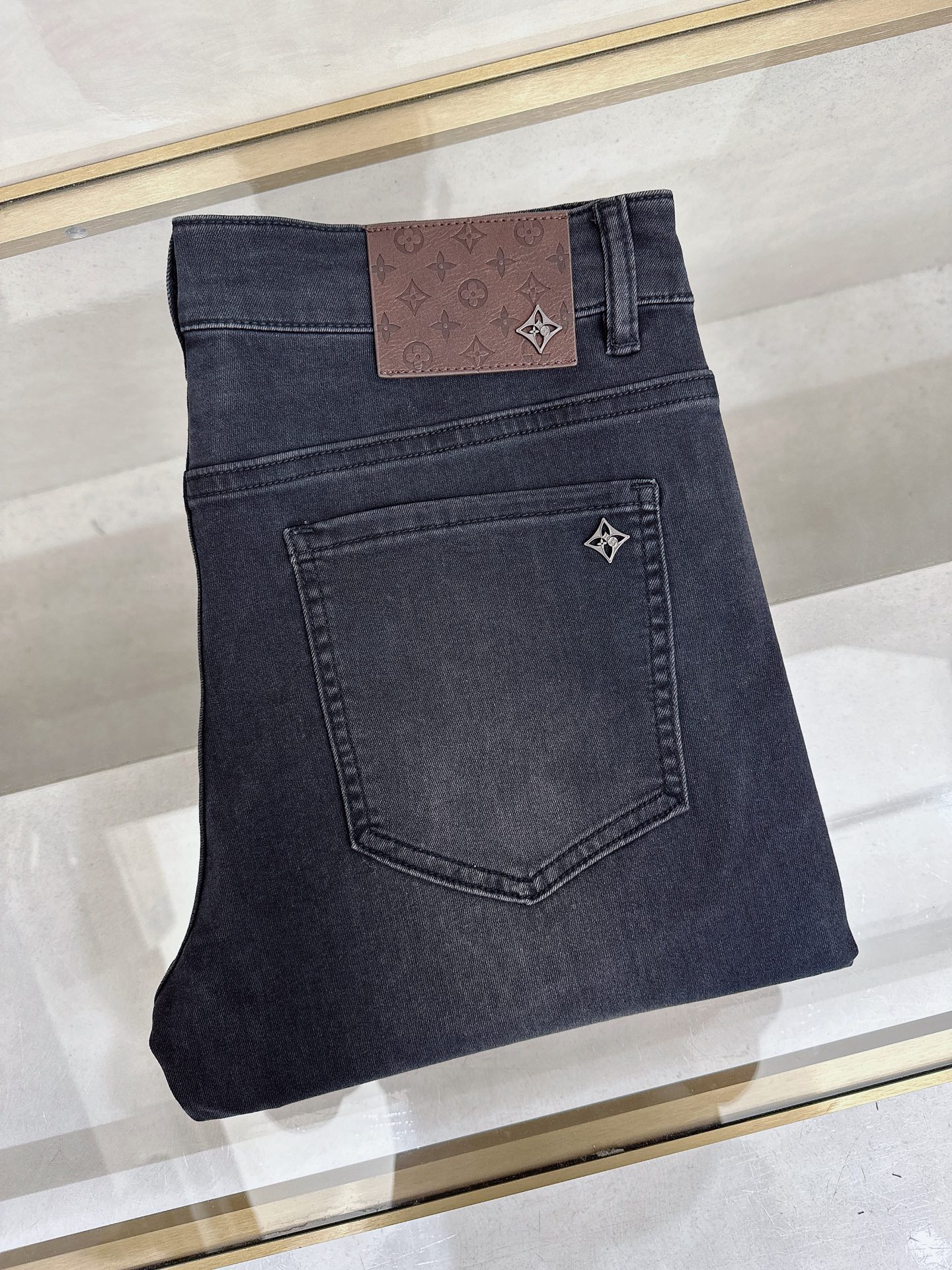 NO:871776,LV’s latest 2026 spring and summer new casual jeans for men!  Heavy duty washed jeans!  Customized fabrics are softer and more comfortable than ordinary denim fabrics!  Ultra-heavy industrial washing process and double process washing. The whole pair of pants has a comfortable feel, and the fineness and breathability are top-notch. All hardware brand logos are custom-made, and the materials are selected with the best attributes. For a good pair of jeans, the focus is on the fabric!  The elasticity of the fabric is very good and the comfort is great!  The fabric density is very high!  !  The imported texture is very powerful!  The low-key design style is simple and elegant!  28-38 (no 37),,louis vuitton,jeans,19860909LV 2026春夏最新推出男士休闲牛仔裤新品！重工水洗牛仔裤！定制面料和一般牛仔布料比起来,更加柔软舒适！超重工洗水工艺 双工艺洗水 整条裤子,手感舒适,细腻程度与透气效果堪称顶级,所有的五金品牌logo都是专模定做,材质都是选最好的属性.好的一条牛仔裤,重点在面料！面料的弹性很好,舒适性非常棒！面料密度很高！！客供进口的质感非常强大！低调设计风格简洁大方！28-38（无37）,,louis vuitton,jeans,,Men's clothing