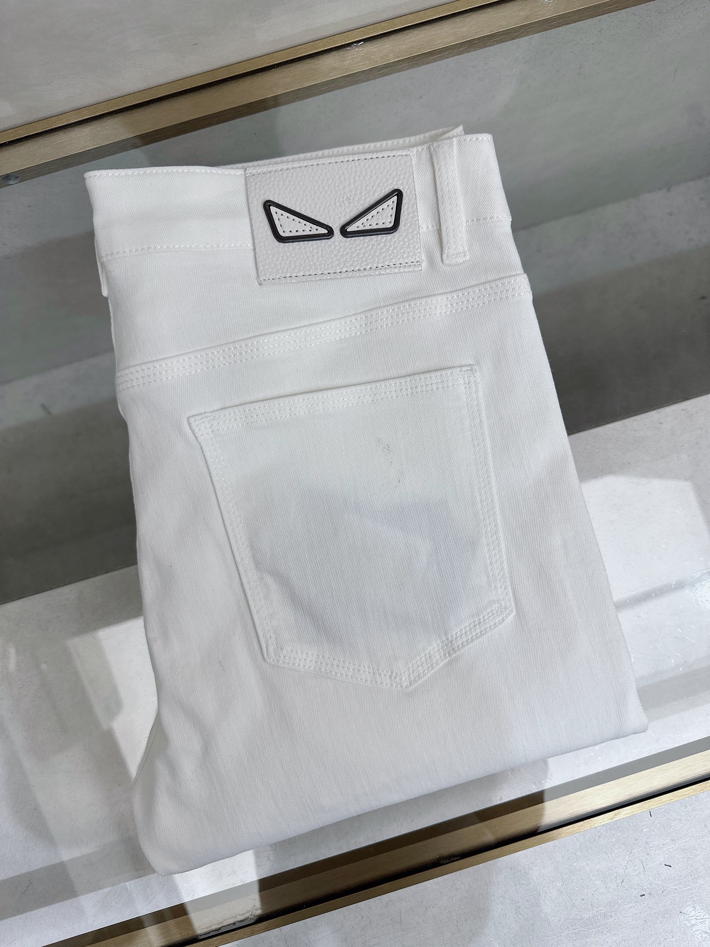 NO:871786,Fendi launches new men's casual jeans for spring and summer 2026!  Heavy duty washed jeans!  Customized fabrics are softer and more comfortable than ordinary denim fabrics!  Ultra-heavy industrial washing process and double process washing. The whole pair of pants has a comfortable feel, and the fineness and breathability are top-notch. All hardware brand logos are custom-made, and the materials are selected with the best attributes. For a good pair of jeans, the focus is on the fabric!  The elasticity of the fabric is very good and the comfort is great!  The fabric density is very high!  !  The imported texture is very powerful!  The low-key design style is simple and elegant!  28-38 (no 37),,fendi,jeans,19860909芬迪 2026春夏最新推出男士休闲牛仔裤新品！重工水洗牛仔裤！定制面料和一般牛仔布料比起来,更加柔软舒适！超重工洗水工艺 双工艺洗水 整条裤子,手感舒适,细腻程度与透气效果堪称顶级,所有的五金品牌logo都是专模定做,材质都是选最好的属性.好的一条牛仔裤,重点在面料！面料的弹性很好,舒适性非常棒！面料密度很高！！客供进口的质感非常强大！低调设计风格简洁大方！28-38（无37）,,fendi,jeans,,Men's clothing