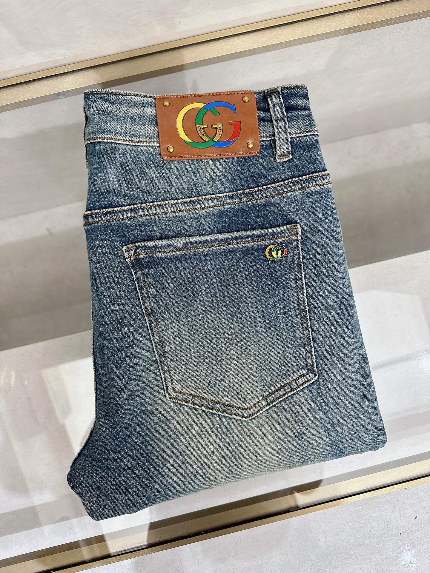 NO:906519,Gucci's latest new men's casual jeans for spring and summer 2026!  Heavy duty washed jeans!  Customized fabrics are softer and more comfortable than ordinary denim fabrics!  Ultra-heavy industrial washing process and double process washing. The whole pair of pants has a comfortable feel, and the fineness and breathability are top-notch. All hardware brand logos are custom-made, and the materials are selected with the best attributes. For a good pair of jeans, the focus is on the fabric!  The elasticity of the fabric is very good and the comfort is great!  The fabric density is very high!  !  The imported texture is very powerful!  The low-key design style is simple and elegant!  28-38 (no 37),,jeans,19860909古奇 2026春夏最新推出男士休闲牛仔裤新品！重工水洗牛仔裤！定制面料和一般牛仔布料比起来,更加柔软舒适！超重工洗水工艺 双工艺洗水 整条裤子,手感舒适,细腻程度与透气效果堪称顶级,所有的五金品牌logo都是专模定做,材质都是选最好的属性.好的一条牛仔裤,重点在面料！面料的弹性很好,舒适性非常棒！面料密度很高！！客供进口的质感非常强大！低调设计风格简洁大方！28-38（无37）,,jeans,,Men's clothing