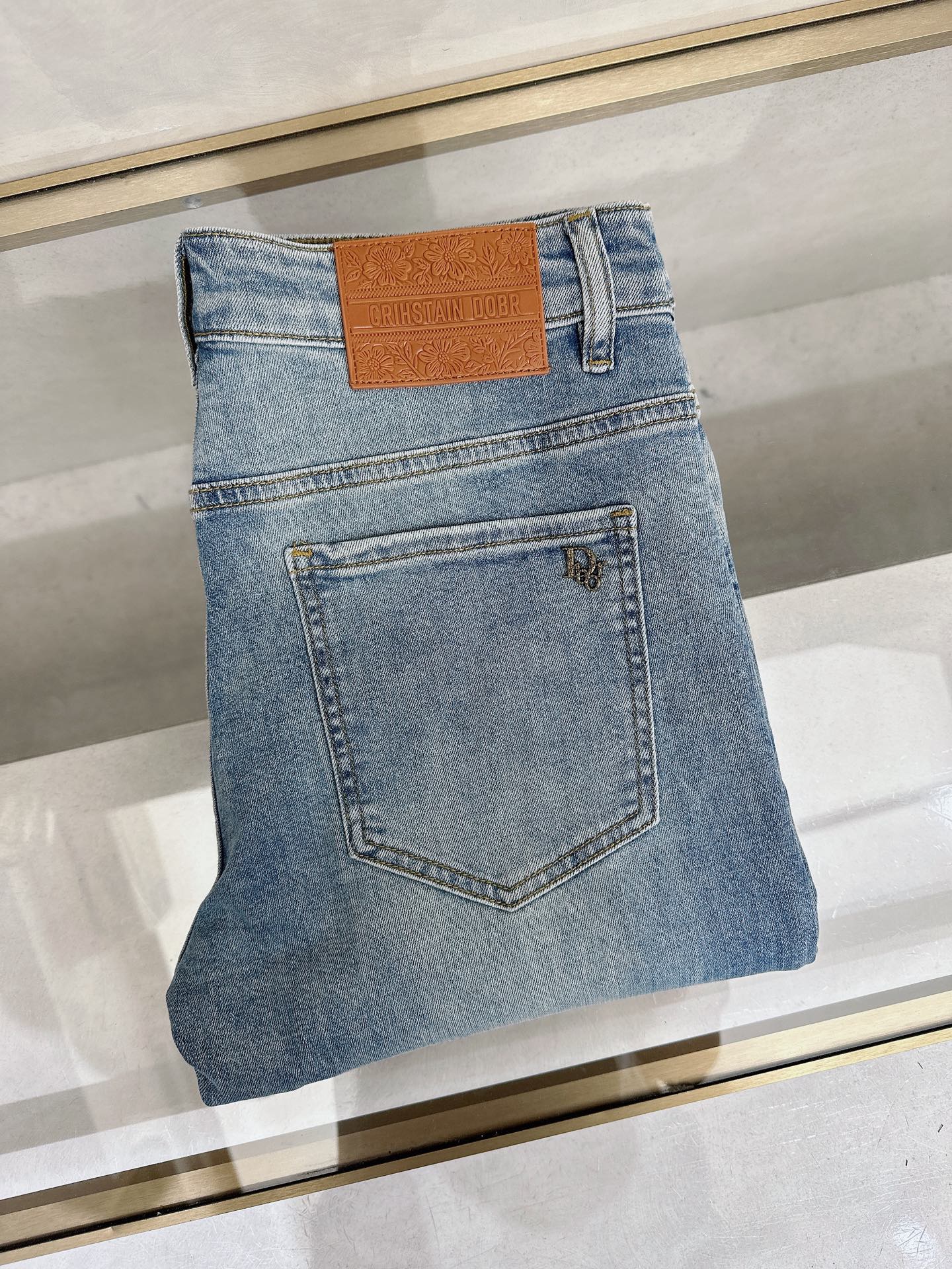 NO:906517,Dior's latest 2026 spring and summer new casual jeans for men!  Heavy duty washed jeans!  Customized fabrics are softer and more comfortable than ordinary denim fabrics!  Ultra-heavy industrial washing process and double process washing. The whole pair of pants has a comfortable feel, and the fineness and breathability are top-notch. All hardware brand logos are custom-made, and the materials are selected with the best attributes. For a good pair of jeans, the focus is on the fabric!  The elasticity of the fabric is very good and the comfort is great!  The fabric density is very high!  !  The imported texture is very powerful!  The low-key design style is simple and elegant!  28-38 (no 37),,dior,jeans,19860909迪奥 2026春夏最新推出男士休闲牛仔裤新品！重工水洗牛仔裤！定制面料和一般牛仔布料比起来,更加柔软舒适！超重工洗水工艺 双工艺洗水 整条裤子,手感舒适,细腻程度与透气效果堪称顶级,所有的五金品牌logo都是专模定做,材质都是选最好的属性.好的一条牛仔裤,重点在面料！面料的弹性很好,舒适性非常棒！面料密度很高！！客供进口的质感非常强大！低调设计风格简洁大方！28-38（无37）,,dior,jeans,,Men's clothing