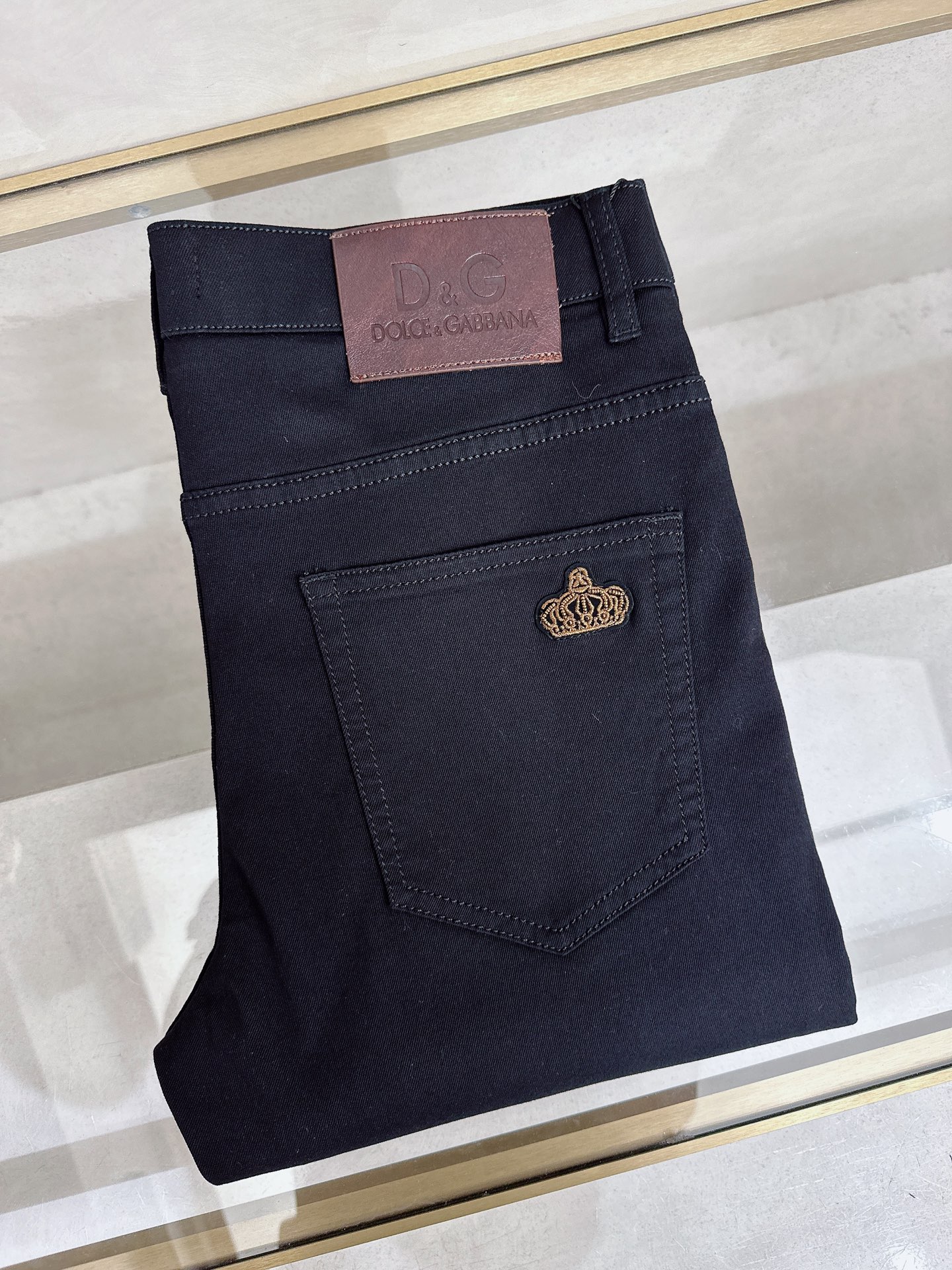 NO:906578,DG 2026 spring and summer slim straight jeans!  Heavy fermentation and washing process, lyocell color-locked denim fabric, elastic upper body, very comfortable, very classy to wear, needless to say the style and cut of the pants, the G net logo is highly recognizable!  Truly a first-class top trendy product!  Really top-notch jeans with outstanding quality. They have been washed with heavy fermentation and milling to make them very soft!  The upper body is absolutely stylish!  !  !  Size 29——3837,,jeans,19860909DG 2026春夏修身直筒牛仔裤！重工酵磨水洗工艺,莱赛尔锁色牛仔面料,带弹力上身非常舒适,穿出去非常有档次,裤型款式和裁剪亦无需多言 ,G网Logo辨识度极高！真正一等一顶级潮品！真正殿堂级的牛仔裤,品质卓然,经过重工酵磨水洗使得裤子很柔软！上身绝对的有型！！！尺码29——3837,,jeans,,Men's clothing