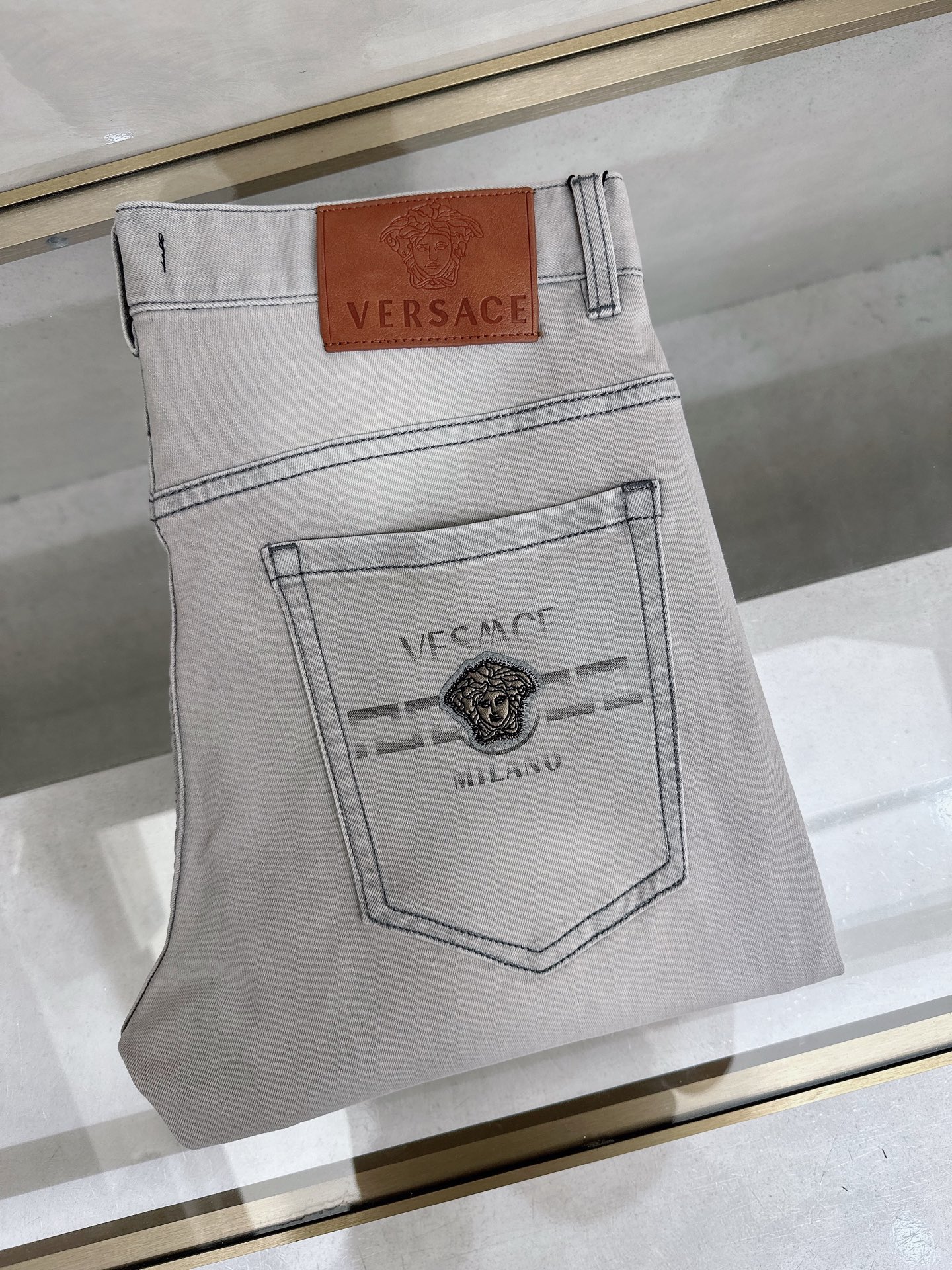 NO:906575,Versace 2026 spring and summer slim straight jeans!  Heavy fermentation and washing process, lyocell color-locked denim fabric, elastic upper body, very comfortable, very classy to wear, needless to say the style and cut of the pants, the G net logo is highly recognizable!  Truly a first-class top trendy product!  Really top-notch jeans with outstanding quality. They have been washed with heavy fermentation and milling to make them very soft!  The upper body is absolutely stylish!  !  !  Size 29——3837,versace,jeans,19860909范思哲 2026春夏修身直筒牛仔裤！重工酵磨水洗工艺,莱赛尔锁色牛仔面料,带弹力上身非常舒适,穿出去非常有档次,裤型款式和裁剪亦无需多言 ,G网Logo辨识度极高！真正一等一顶级潮品！真正殿堂级的牛仔裤,品质卓然,经过重工酵磨水洗使得裤子很柔软！上身绝对的有型！！！尺码29——3837,,versace,jeans,,Men's clothing