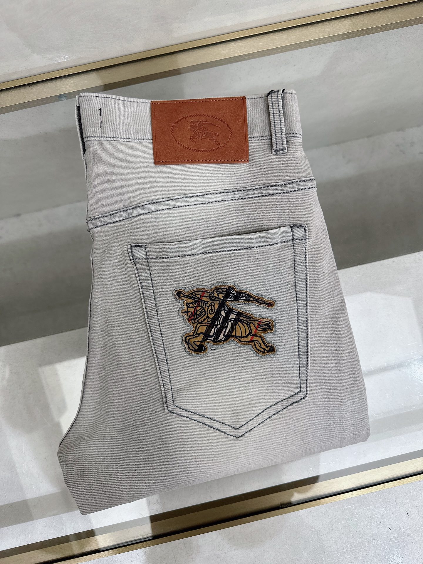 NO:906571,Burberry 2026 spring and summer slim straight jeans!  Heavy fermentation and washing process, lyocell color-locked denim fabric, elastic upper body, very comfortable, very classy to wear, needless to say the style and cut of the pants, the G net logo is highly recognizable!  Truly a first-class top trendy product!  Really top-notch jeans with outstanding quality. They have been washed with heavy fermentation and milling to make them very soft!  The upper body is absolutely stylish!  !  !  Size 29——3837,,burberry,jeans,19860909巴宝莉 2026春夏修身直筒牛仔裤！重工酵磨水洗工艺,莱赛尔锁色牛仔面料,带弹力上身非常舒适,穿出去非常有档次,裤型款式和裁剪亦无需多言 ,G网Logo辨识度极高！真正一等一顶级潮品！真正殿堂级的牛仔裤,品质卓然,经过重工酵磨水洗使得裤子很柔软！上身绝对的有型！！！尺码29——3837,,burberry,jeans,,Men's clothing
