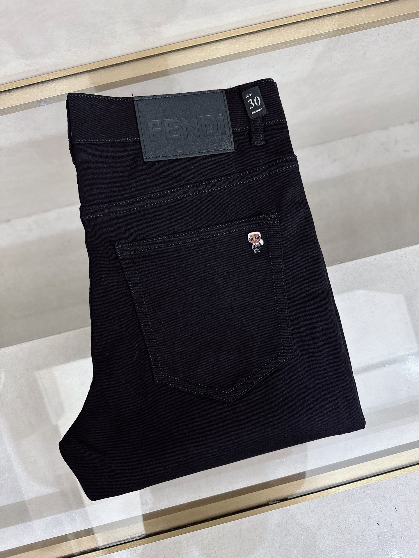 NO:906567,Fendi 2026 spring and summer slim straight jeans!  Heavy fermentation and washing process, lyocell color-locked denim fabric, elastic upper body, very comfortable, very classy to wear, needless to say the style and cut of the pants, the G net logo is highly recognizable!  Truly a first-class top trendy product!  Really top-notch jeans with outstanding quality. They have been washed with heavy fermentation and milling to make them very soft!  The upper body is absolutely stylish!  !  !  Size 29——3837,,fendi,jeans,19860909芬迪 2026春夏修身直筒牛仔裤！重工酵磨水洗工艺,莱赛尔锁色牛仔面料,带弹力上身非常舒适,穿出去非常有档次,裤型款式和裁剪亦无需多言 ,G网Logo辨识度极高！真正一等一顶级潮品！真正殿堂级的牛仔裤,品质卓然,经过重工酵磨水洗使得裤子很柔软！上身绝对的有型！！！尺码29——3837,,fendi,jeans,,Men's clothing
