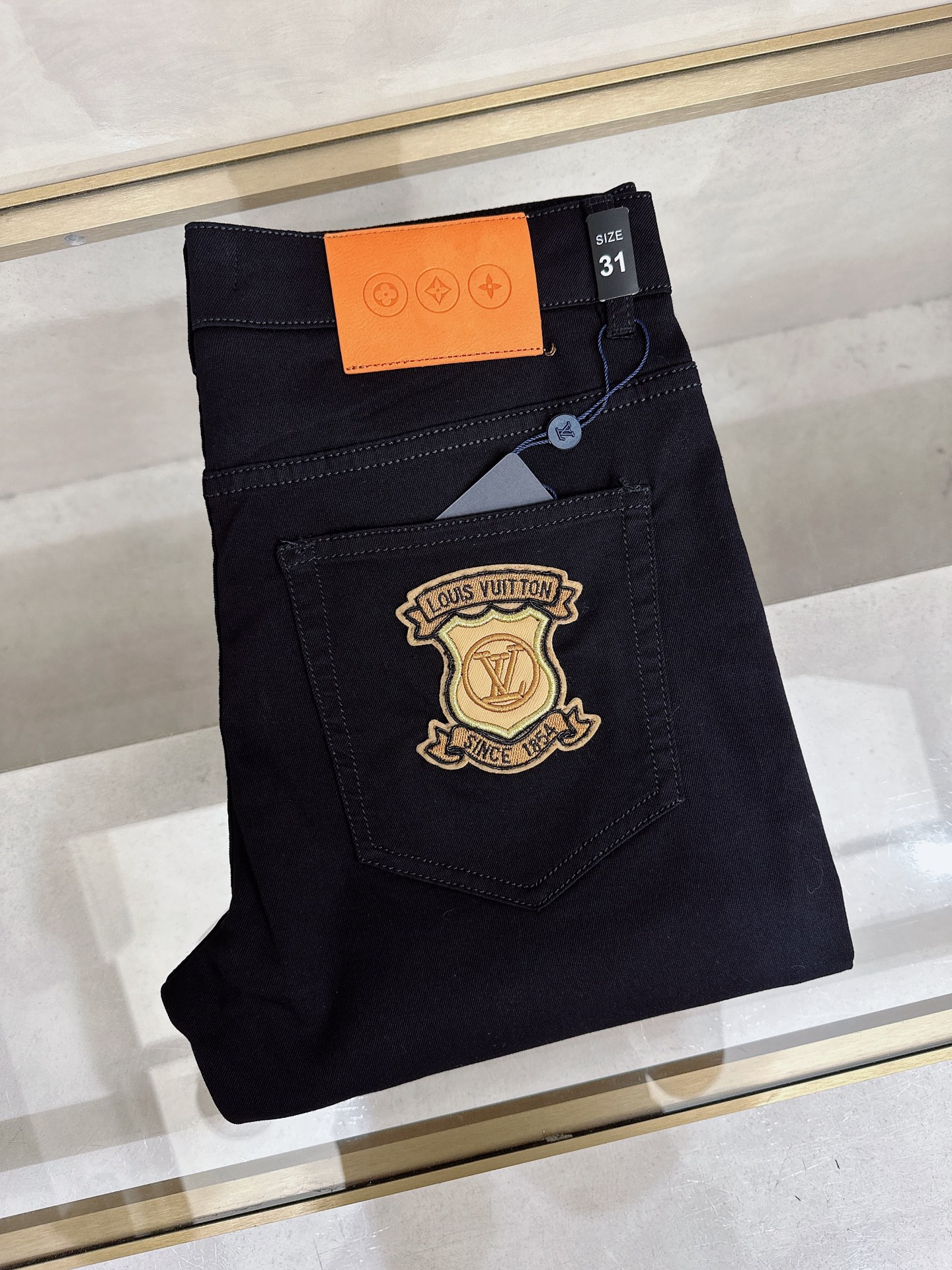 NO:906563,LV 2026 spring and summer slim straight jeans!  Heavy fermentation and washing process, lyocell color-locked denim fabric, elastic upper body, very comfortable, very classy to wear, needless to say the style and cut of the pants, the G net logo is highly recognizable!  Truly a first-class top trendy product!  Really top-notch jeans with outstanding quality. They have been washed with heavy fermentation and milling to make them very soft!  The upper body is absolutely stylish!  !  !  Size 29——3837,,louis vuitton,jeans,19860909LV 2026春夏修身直筒牛仔裤！重工酵磨水洗工艺,莱赛尔锁色牛仔面料,带弹力上身非常舒适,穿出去非常有档次,裤型款式和裁剪亦无需多言 ,G网Logo辨识度极高！真正一等一顶级潮品！真正殿堂级的牛仔裤,品质卓然,经过重工酵磨水洗使得裤子很柔软！上身绝对的有型！！！尺码29——3837,,louis vuitton,jeans,,Men's clothing