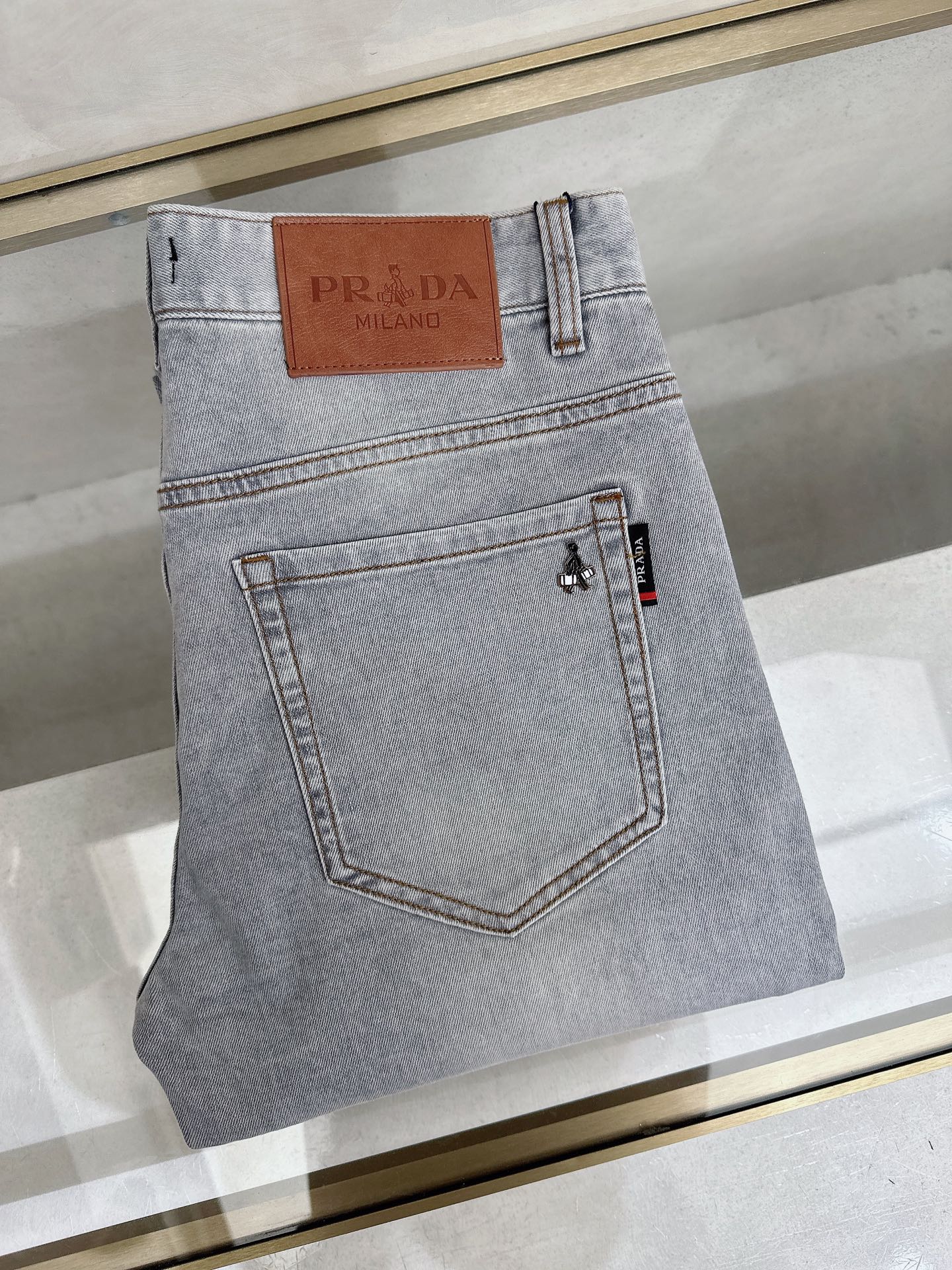 NO:906557,Prada 2026 spring and summer slim straight jeans!  Heavy fermentation and washing process, lyocell color-locked denim fabric, elastic upper body, very comfortable, very classy to wear, needless to say the style and cut of the pants, the G net logo is highly recognizable!  Truly a first-class top trendy product!  Really top-notch jeans with outstanding quality. They have been washed with heavy fermentation and milling to make them very soft!  The upper body is absolutely stylish!  !  !  Size 29——3837,,prada,jeans,19860909普拉达 2026春夏修身直筒牛仔裤！重工酵磨水洗工艺,莱赛尔锁色牛仔面料,带弹力上身非常舒适,穿出去非常有档次,裤型款式和裁剪亦无需多言 ,G网Logo辨识度极高！真正一等一顶级潮品！真正殿堂级的牛仔裤,品质卓然,经过重工酵磨水洗使得裤子很柔软！上身绝对的有型！！！尺码29——3837,,prada,jeans,,Men's clothing
