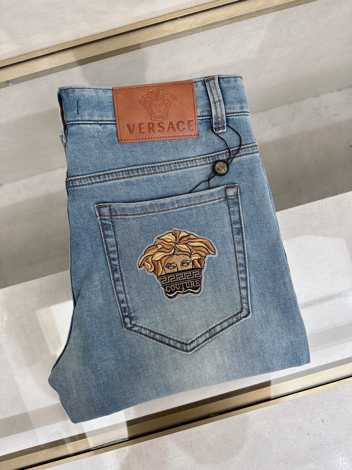 NO:926843,Versace 2026 spring and summer slim straight jeans!  Heavy fermentation and washing process, lyocell color-locked denim fabric, elastic upper body, very comfortable, very classy to wear, needless to say the style and cut of the pants, the G net logo is highly recognizable!  Truly a first-class top trendy product!  Really top-notch jeans with outstanding quality. They have been washed with heavy fermentation and milling to make them very soft!  The upper body is absolutely stylish!  !  !  Size 29——3837,versace,jeans,19860909范思哲 2026春夏修身直筒牛仔裤！重工酵磨水洗工艺,莱赛尔锁色牛仔面料,带弹力上身非常舒适,穿出去非常有档次,裤型款式和裁剪亦无需多言 ,G网Logo辨识度极高！真正一等一顶级潮品！真正殿堂级的牛仔裤,品质卓然,经过重工酵磨水洗使得裤子很柔软！上身绝对的有型！！！尺码29——3837,,versace,jeans,,Men's clothing