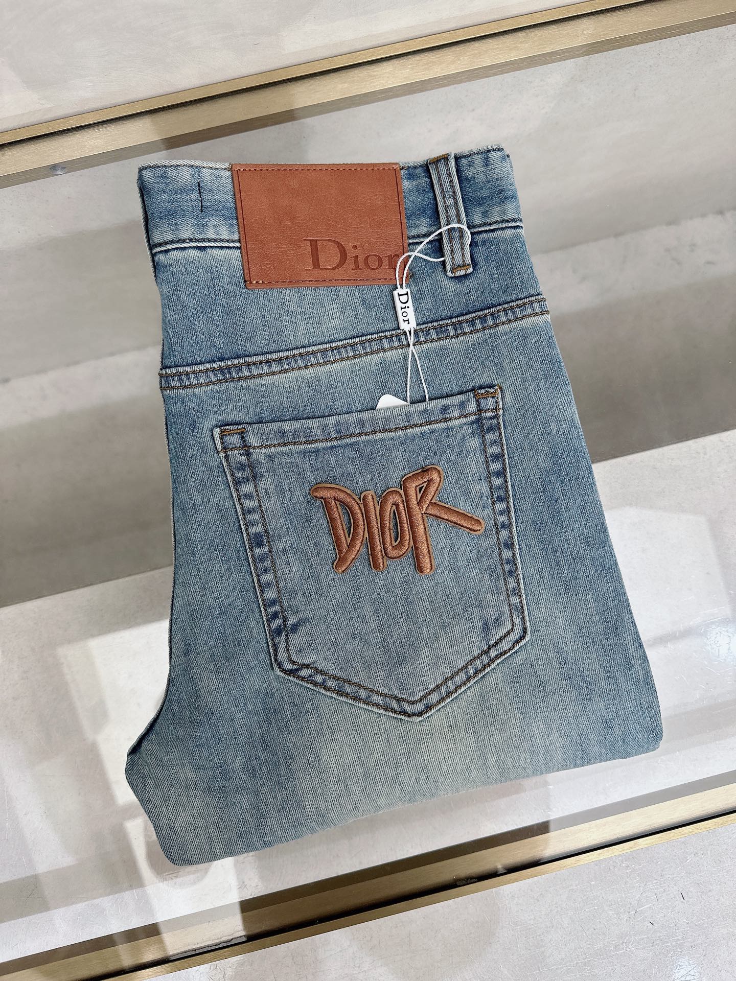 NO:906551,Dior 2026 spring and summer slim straight jeans!  Heavy fermentation and washing process, lyocell color-locked denim fabric, elastic upper body, very comfortable, very classy to wear, needless to say the style and cut of the pants, the G net logo is highly recognizable!  Truly a first-class top trendy product!  Really top-notch jeans with outstanding quality. They have been washed with heavy fermentation and milling to make them very soft!  The upper body is absolutely stylish!  !  !  Size 29——3837,,dior,jeans,19860909迪奥 2026春夏修身直筒牛仔裤！重工酵磨水洗工艺,莱赛尔锁色牛仔面料,带弹力上身非常舒适,穿出去非常有档次,裤型款式和裁剪亦无需多言 ,G网Logo辨识度极高！真正一等一顶级潮品！真正殿堂级的牛仔裤,品质卓然,经过重工酵磨水洗使得裤子很柔软！上身绝对的有型！！！尺码29——3837,,dior,jeans,,Men's clothing