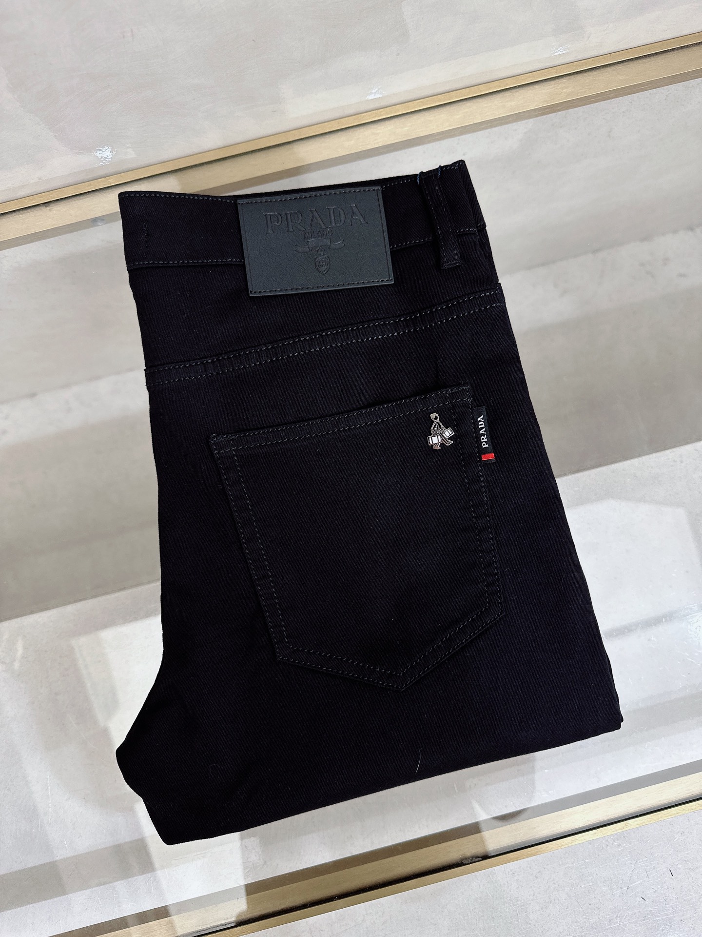 NO:926860,Prada 2026 spring and summer slim straight jeans!  Heavy fermentation and washing process, lyocell color-locked denim fabric, elastic upper body, very comfortable, very classy to wear, needless to say the style and cut of the pants, the G net logo is highly recognizable!  Truly a first-class top trendy product!  Really top-notch jeans with outstanding quality. They have been washed with heavy fermentation and milling to make them very soft!  The upper body is absolutely stylish!  !  !  Size 29——3837,,prada,jeans,19860909普拉达 2026春夏修身直筒牛仔裤！重工酵磨水洗工艺,莱赛尔锁色牛仔面料,带弹力上身非常舒适,穿出去非常有档次,裤型款式和裁剪亦无需多言 ,G网Logo辨识度极高！真正一等一顶级潮品！真正殿堂级的牛仔裤,品质卓然,经过重工酵磨水洗使得裤子很柔软！上身绝对的有型！！！尺码29——3837,,prada,jeans,,Men's clothing