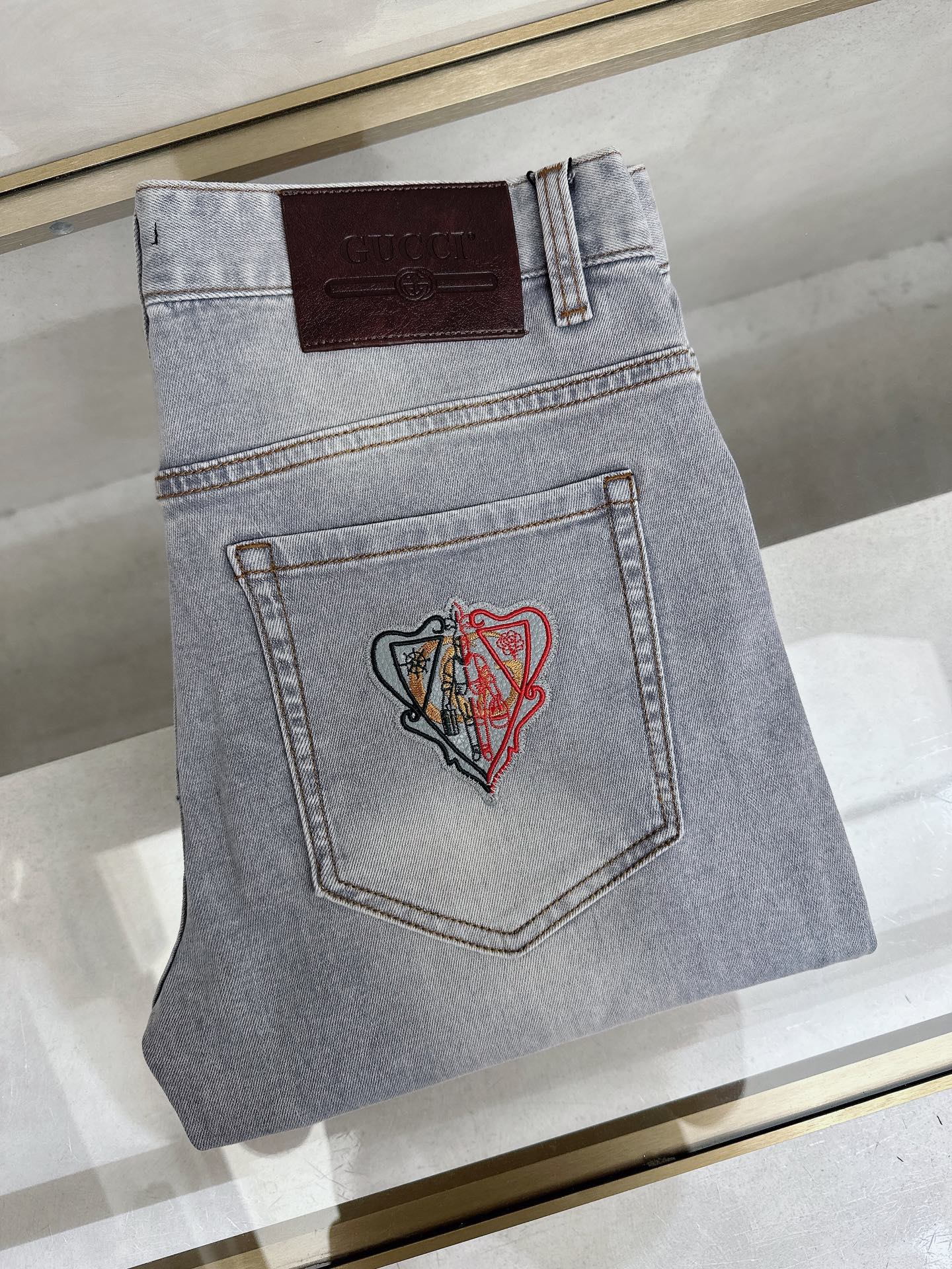 NO:906546,Gucci 2026 spring and summer slim straight jeans!  Heavy fermentation and washing process, lyocell color-locked denim fabric, elastic upper body, very comfortable, very classy to wear, needless to say the style and cut of the pants, the G net logo is highly recognizable!  Truly a first-class top trendy product!  Really top-notch jeans with outstanding quality. They have been washed with heavy fermentation and milling to make them very soft!  The upper body is absolutely stylish!  !  !  Size 29——3837,,jeans,19860909古奇 2026春夏修身直筒牛仔裤！重工酵磨水洗工艺,莱赛尔锁色牛仔面料,带弹力上身非常舒适,穿出去非常有档次,裤型款式和裁剪亦无需多言 ,G网Logo辨识度极高！真正一等一顶级潮品！真正殿堂级的牛仔裤,品质卓然,经过重工酵磨水洗使得裤子很柔软！上身绝对的有型！！！尺码29——3837,,jeans,,Men's clothing