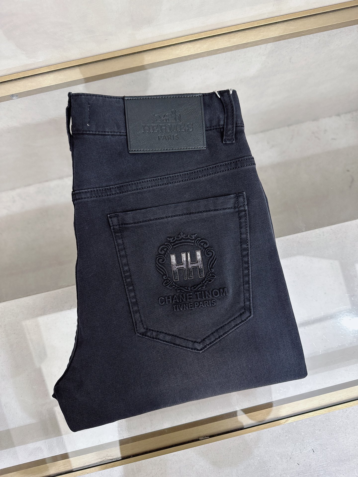 NO:906541,Hermès 2026 spring and summer slim straight jeans!  Heavy fermentation and washing process, lyocell color-locked denim fabric, elastic upper body, very comfortable, very classy to wear, needless to say the style and cut of the pants, the G net logo is highly recognizable!  Truly a first-class top trendy product!  Really top-notch jeans with outstanding quality. They have been washed with heavy fermentation and milling to make them very soft!  The upper body is absolutely stylish!  !  !  Size 29——3837,,hermes,jeans,19860909爱马仕 2026春夏修身直筒牛仔裤！重工酵磨水洗工艺,莱赛尔锁色牛仔面料,带弹力上身非常舒适,穿出去非常有档次,裤型款式和裁剪亦无需多言 ,G网Logo辨识度极高！真正一等一顶级潮品！真正殿堂级的牛仔裤,品质卓然,经过重工酵磨水洗使得裤子很柔软！上身绝对的有型！！！尺码29——3837,,hermes,jeans,,Men's clothing