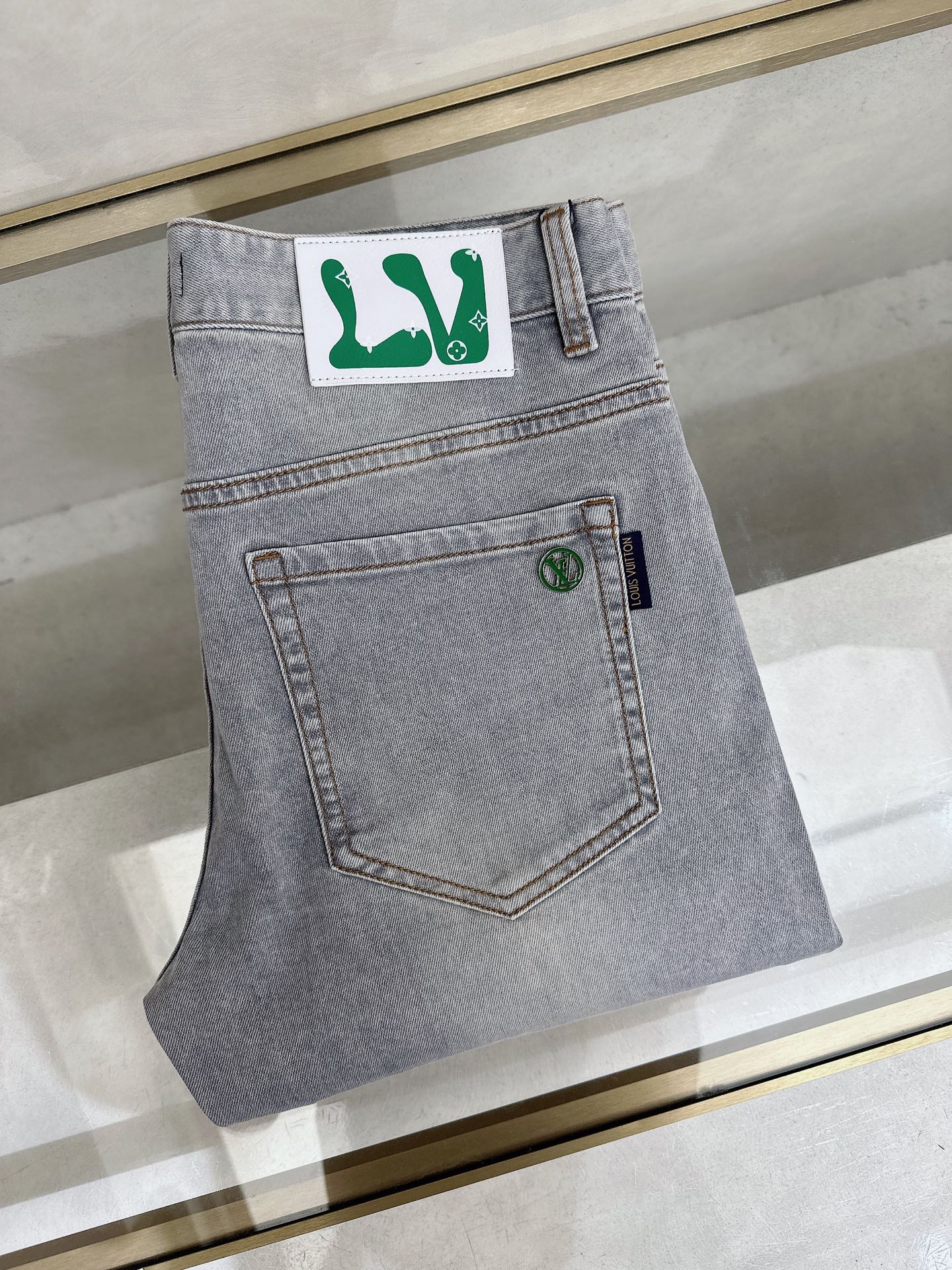 NO:926868,LV 2026 spring and summer slim straight jeans!  Heavy fermentation and washing process, lyocell color-locked denim fabric, elastic upper body, very comfortable, very classy to wear, needless to say the style and cut of the pants, the G net logo is highly recognizable!  Truly a first-class top trendy product!  Really top-notch jeans with outstanding quality. They have been washed with heavy fermentation and milling to make them very soft!  The upper body is absolutely stylish!  !  !  Size 29——3837,,louis vuitton,jeans,19860909LV 2026春夏修身直筒牛仔裤！重工酵磨水洗工艺,莱赛尔锁色牛仔面料,带弹力上身非常舒适,穿出去非常有档次,裤型款式和裁剪亦无需多言 ,G网Logo辨识度极高！真正一等一顶级潮品！真正殿堂级的牛仔裤,品质卓然,经过重工酵磨水洗使得裤子很柔软！上身绝对的有型！！！尺码29——3837,,louis vuitton,jeans,,Men's clothing