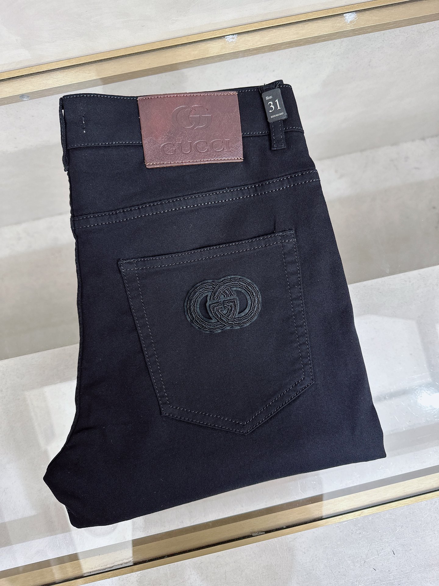 NO:926881,Gucci 2026 spring and summer slim straight jeans!  Heavy fermentation and washing process, lyocell color-locked denim fabric, elastic upper body, very comfortable, very classy to wear, needless to say the style and cut of the pants, the G net logo is highly recognizable!  Truly a first-class top trendy product!  Really top-notch jeans with outstanding quality. They have been washed with heavy fermentation and milling to make them very soft!  The upper body is absolutely stylish!  !  !  Size 29——3837,,jeans,19860909古奇 2026春夏修身直筒牛仔裤！重工酵磨水洗工艺,莱赛尔锁色牛仔面料,带弹力上身非常舒适,穿出去非常有档次,裤型款式和裁剪亦无需多言 ,G网Logo辨识度极高！真正一等一顶级潮品！真正殿堂级的牛仔裤,品质卓然,经过重工酵磨水洗使得裤子很柔软！上身绝对的有型！！！尺码29——3837,,jeans,,Men's clothing