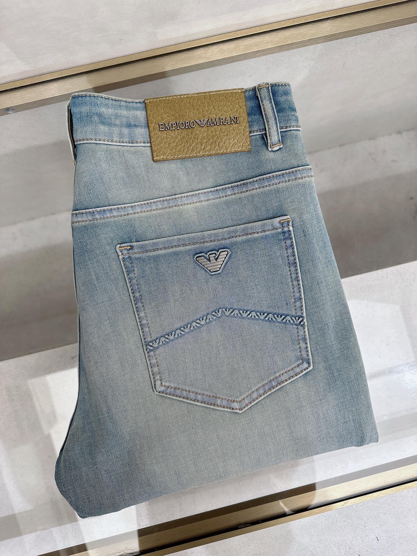 NO:906514,Armani's latest new men's casual jeans for spring and summer 2026!  Heavy duty washed jeans!  Customized fabrics are softer and more comfortable than ordinary denim fabrics!  Ultra-heavy industrial washing process and double process washing. The whole pair of pants has a comfortable feel, and the fineness and breathability are top-notch. All hardware brand logos are custom-made, and the materials are selected with the best attributes. For a good pair of jeans, the focus is on the fabric!  The elasticity of the fabric is very good and the comfort is great!  The fabric density is very high!  !  The imported texture is very powerful!  The low-key design style is simple and elegant!  28-38 (no 37),,armani,jeans,19860909阿玛尼 2026春夏最新推出男士休闲牛仔裤新品！重工水洗牛仔裤！定制面料和一般牛仔布料比起来,更加柔软舒适！超重工洗水工艺 双工艺洗水 整条裤子,手感舒适,细腻程度与透气效果堪称顶级,所有的五金品牌logo都是专模定做,材质都是选最好的属性.好的一条牛仔裤,重点在面料！面料的弹性很好,舒适性非常棒！面料密度很高！！客供进口的质感非常强大！低调设计风格简洁大方！28-38（无37）,,armani,jeans,,Men's clothing