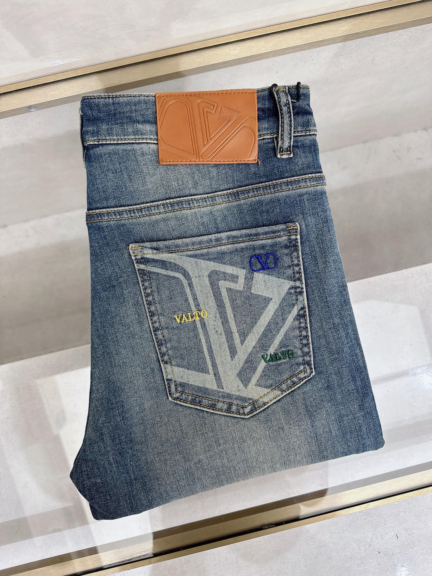NO:926915,Valentino launches new men's casual jeans for spring and summer 2026!  Heavy duty washed jeans!  Customized fabrics are softer and more comfortable than ordinary denim fabrics!  Ultra-heavy industrial washing process and double process washing. The whole pair of pants has a comfortable feel, and the fineness and breathability are top-notch. All hardware brand logos are custom-made, and the materials are selected with the best attributes. For a good pair of jeans, the focus is on the fabric!  The elasticity of the fabric is very good and the comfort is great!  The fabric density is very high!  !  The imported texture is very powerful!  The low-key design style is simple and elegant!  28-38 (no 37),,valentino,jeans,19860909华伦天奴 2026春夏最新推出男士休闲牛仔裤新品！重工水洗牛仔裤！定制面料和一般牛仔布料比起来,更加柔软舒适！超重工洗水工艺 双工艺洗水 整条裤子,手感舒适,细腻程度与透气效果堪称顶级,所有的五金品牌logo都是专模定做,材质都是选最好的属性.好的一条牛仔裤,重点在面料！面料的弹性很好,舒适性非常棒！面料密度很高！！客供进口的质感非常强大！低调设计风格简洁大方！28-38（无37）,,valentino,jeans,,Men's clothing