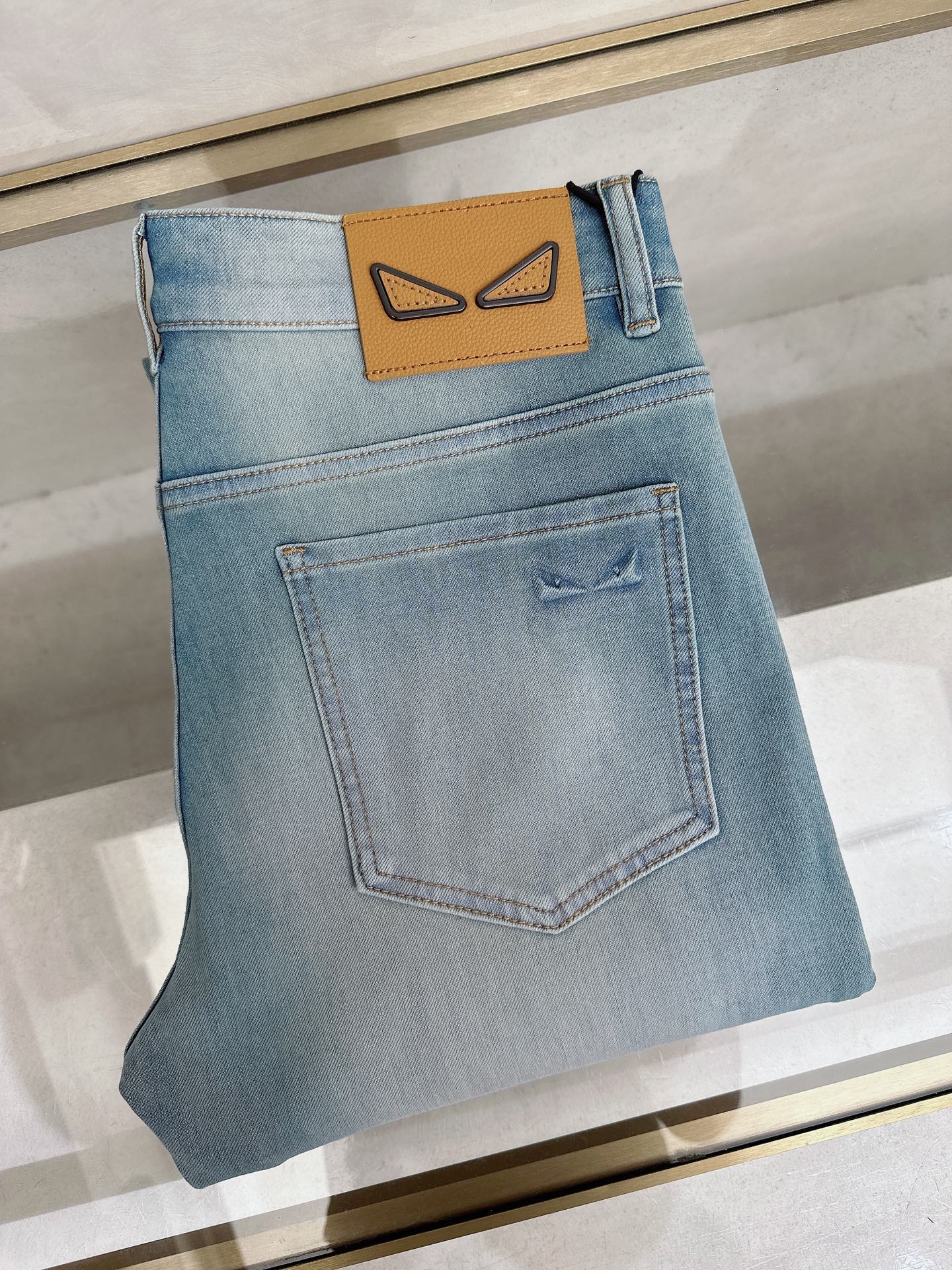 NO:926924,Fendi launches new men's casual jeans for spring and summer 2026!  Heavy duty washed jeans!  Customized fabrics are softer and more comfortable than ordinary denim fabrics!  Ultra-heavy industrial washing process and double process washing. The whole pair of pants has a comfortable feel, and the fineness and breathability are top-notch. All hardware brand logos are custom-made, and the materials are selected with the best attributes. For a good pair of jeans, the focus is on the fabric!  The elasticity of the fabric is very good and the comfort is great!  The fabric density is very high!  !  The imported texture is very powerful!  The low-key design style is simple and elegant!  28-38 (no 37),,fendi,jeans,19860909芬迪 2026春夏最新推出男士休闲牛仔裤新品！重工水洗牛仔裤！定制面料和一般牛仔布料比起来,更加柔软舒适！超重工洗水工艺 双工艺洗水 整条裤子,手感舒适,细腻程度与透气效果堪称顶级,所有的五金品牌logo都是专模定做,材质都是选最好的属性.好的一条牛仔裤,重点在面料！面料的弹性很好,舒适性非常棒！面料密度很高！！客供进口的质感非常强大！低调设计风格简洁大方！28-38（无37）,,fendi,jeans,,Men's clothing