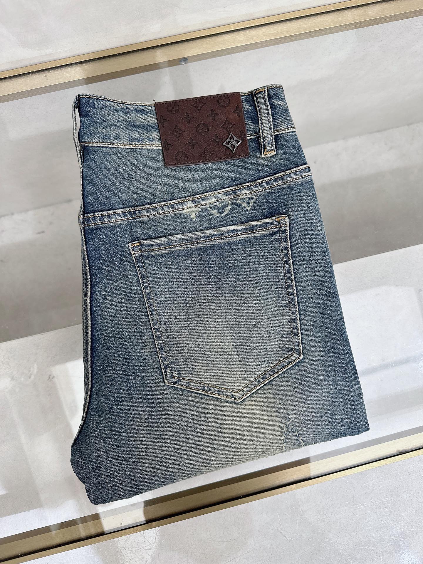 NO:926934,LV’s latest 2026 spring and summer new casual jeans for men!  Heavy duty washed jeans!  Customized fabrics are softer and more comfortable than ordinary denim fabrics!  Ultra-heavy industrial washing process and double process washing. The whole pair of pants has a comfortable feel, and the fineness and breathability are top-notch. All hardware brand logos are custom-made, and the materials are selected with the best attributes. For a good pair of jeans, the focus is on the fabric!  The elasticity of the fabric is very good and the comfort is great!  The fabric density is very high!  !  The imported texture is very powerful!  The low-key design style is simple and elegant!  28-38 (no 37),,louis vuitton,jeans,19860909LV 2026春夏最新推出男士休闲牛仔裤新品！重工水洗牛仔裤！定制面料和一般牛仔布料比起来,更加柔软舒适！超重工洗水工艺 双工艺洗水 整条裤子,手感舒适,细腻程度与透气效果堪称顶级,所有的五金品牌logo都是专模定做,材质都是选最好的属性.好的一条牛仔裤,重点在面料！面料的弹性很好,舒适性非常棒！面料密度很高！！客供进口的质感非常强大！低调设计风格简洁大方！28-38（无37）,,louis vuitton,jeans,,Men's clothing