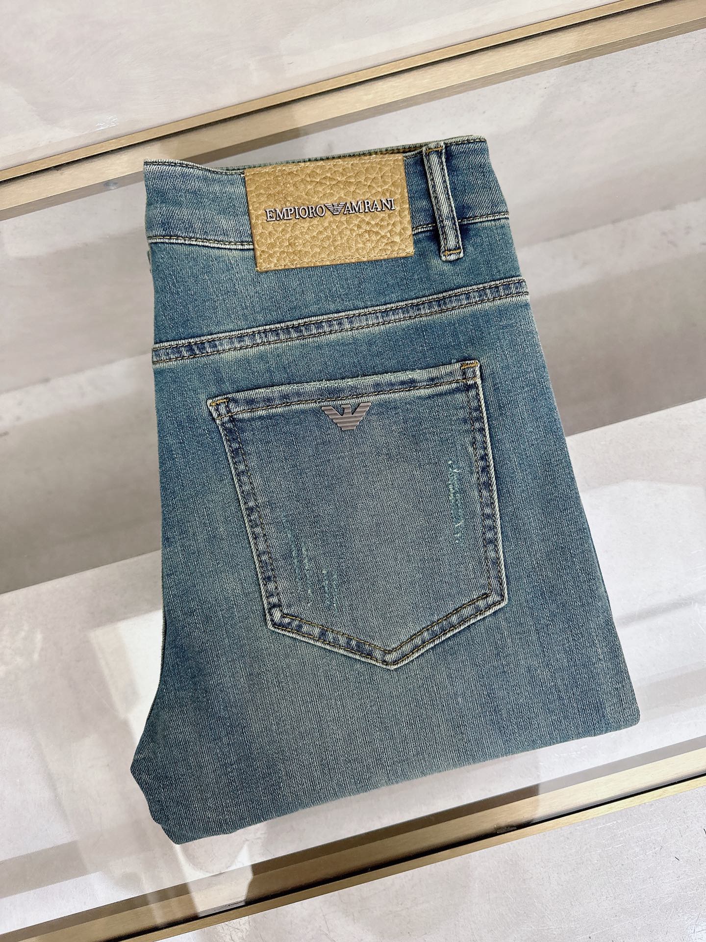NO:918055,Armani's latest new men's casual jeans for spring and summer 2026!  Heavy duty washed jeans!  Customized fabrics are softer and more comfortable than ordinary denim fabrics!  Ultra-heavy industrial washing process and double process washing. The whole pair of pants has a comfortable feel, and the fineness and breathability are top-notch. All hardware brand logos are custom-made, and the materials are selected with the best attributes. For a good pair of jeans, the focus is on the fabric!  The elasticity of the fabric is very good and the comfort is great!  The fabric density is very high!  !  The imported texture is very powerful!  The low-key design style is simple and elegant!  28-38 (no 37),,armani,jeans,19860909阿玛尼 2026春夏最新推出男士休闲牛仔裤新品！重工水洗牛仔裤！定制面料和一般牛仔布料比起来,更加柔软舒适！超重工洗水工艺 双工艺洗水 整条裤子,手感舒适,细腻程度与透气效果堪称顶级,所有的五金品牌logo都是专模定做,材质都是选最好的属性.好的一条牛仔裤,重点在面料！面料的弹性很好,舒适性非常棒！面料密度很高！！客供进口的质感非常强大！低调设计风格简洁大方！28-38（无37）,,armani,jeans,,Men's clothing