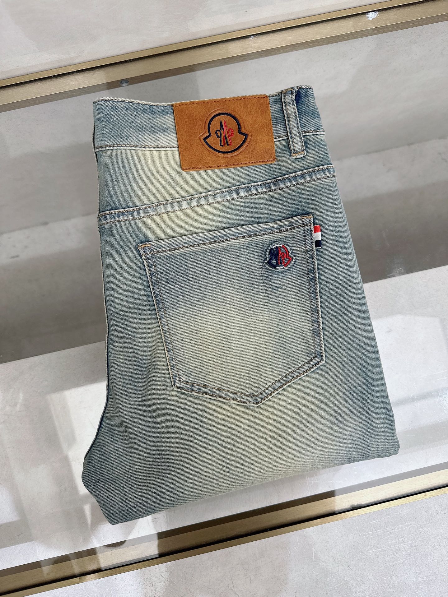 NO:918053,Mengkou's latest new men's casual jeans for spring and summer 2026!  Heavy duty washed jeans!  Customized fabrics are softer and more comfortable than ordinary denim fabrics!  Ultra-heavy industrial washing process and double process washing. The whole pair of pants has a comfortable feel, and the fineness and breathability are top-notch. All hardware brand logos are custom-made, and the materials are selected with the best attributes. For a good pair of jeans, the focus is on the fabric!  The elasticity of the fabric is very good and the comfort is great!  The fabric density is very high!  !  The imported texture is very powerful!  The low-key design style is simple and elegant!  28-38 (no 37),,Moncler,jeans,19860909蒙口 2026春夏最新推出男士休闲牛仔裤新品！重工水洗牛仔裤！定制面料和一般牛仔布料比起来,更加柔软舒适！超重工洗水工艺 双工艺洗水 整条裤子,手感舒适,细腻程度与透气效果堪称顶级,所有的五金品牌logo都是专模定做,材质都是选最好的属性.好的一条牛仔裤,重点在面料！面料的弹性很好,舒适性非常棒！面料密度很高！！客供进口的质感非常强大！低调设计风格简洁大方！28-38（无37）,,Moncler,jeans,,Men's clothing