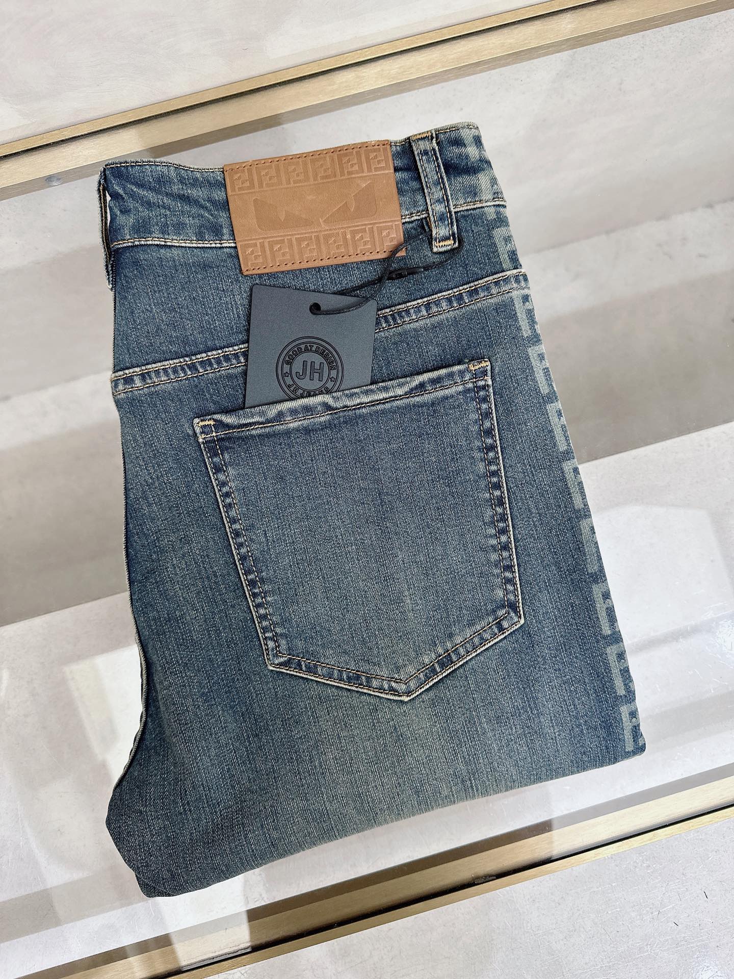 NO:918051,Fendi launches new men's casual jeans for spring and summer 2026!  Heavy duty washed jeans!  Customized fabrics are softer and more comfortable than ordinary denim fabrics!  Ultra-heavy industrial washing process and double process washing. The whole pair of pants has a comfortable feel, and the fineness and breathability are top-notch. All hardware brand logos are custom-made, and the materials are selected with the best attributes. For a good pair of jeans, the focus is on the fabric!  The elasticity of the fabric is very good and the comfort is great!  The fabric density is very high!  !  The imported texture is very powerful!  The low-key design style is simple and elegant!  28-38 (no 37),,fendi,jeans,19860909芬迪 2026春夏最新推出男士休闲牛仔裤新品！重工水洗牛仔裤！定制面料和一般牛仔布料比起来,更加柔软舒适！超重工洗水工艺 双工艺洗水 整条裤子,手感舒适,细腻程度与透气效果堪称顶级,所有的五金品牌logo都是专模定做,材质都是选最好的属性.好的一条牛仔裤,重点在面料！面料的弹性很好,舒适性非常棒！面料密度很高！！客供进口的质感非常强大！低调设计风格简洁大方！28-38（无37）,,fendi,jeans,,Men's clothing