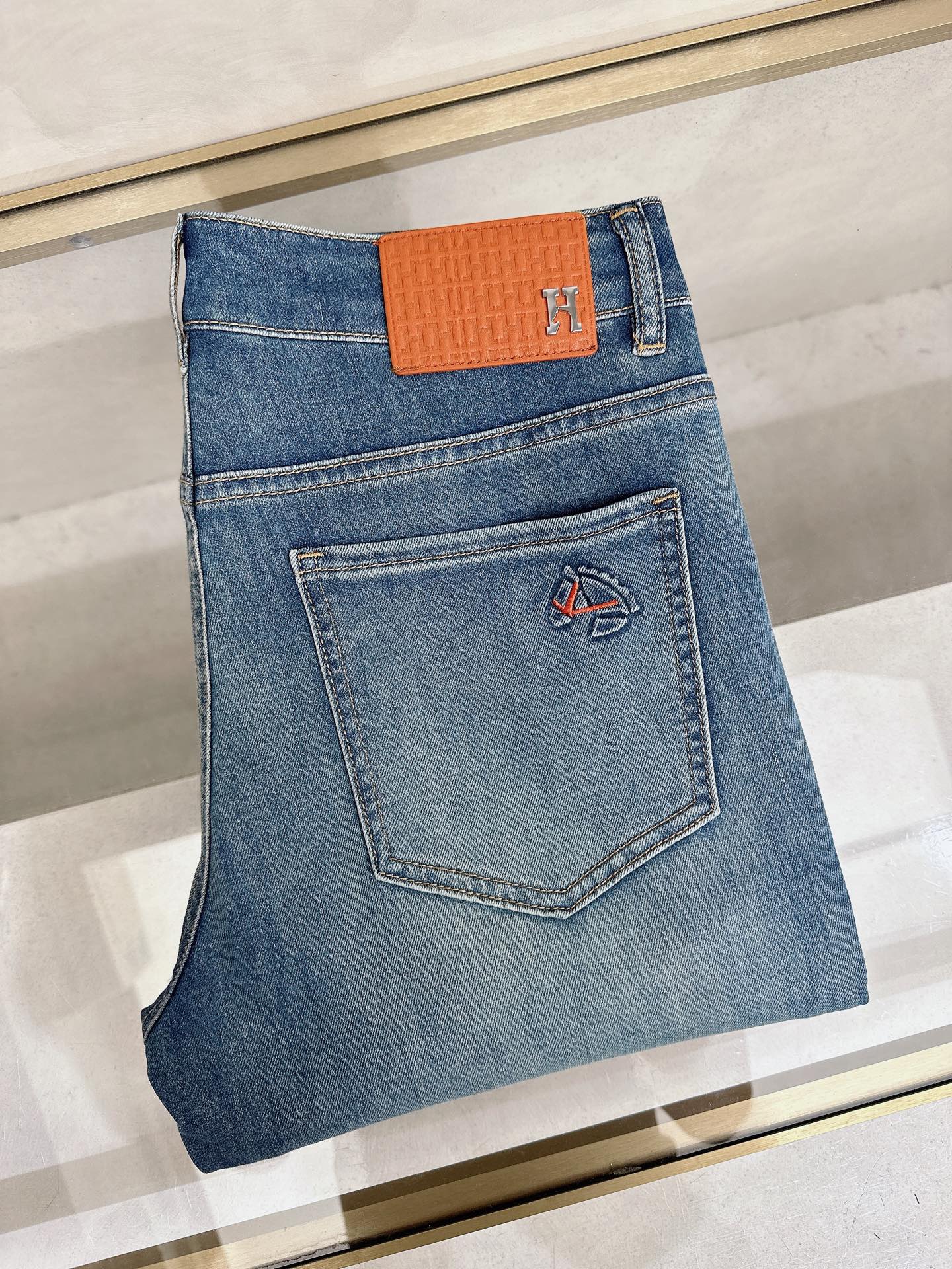 NO:918049,Hermès launches new men’s casual jeans for spring and summer 2026!  Heavy duty washed jeans!  Customized fabrics are softer and more comfortable than ordinary denim fabrics!  Ultra-heavy industrial washing process and double process washing. The whole pair of pants has a comfortable feel, and the fineness and breathability are top-notch. All hardware brand logos are custom-made, and the materials are selected with the best attributes. For a good pair of jeans, the focus is on the fabric!  The elasticity of the fabric is very good and the comfort is great!  The fabric density is very high!  !  The imported texture is very powerful!  The low-key design style is simple and elegant!  28-38 (no 37),,hermes,jeans,19860909爱马仕 2026春夏最新推出男士休闲牛仔裤新品！重工水洗牛仔裤！定制面料和一般牛仔布料比起来,更加柔软舒适！超重工洗水工艺 双工艺洗水 整条裤子,手感舒适,细腻程度与透气效果堪称顶级,所有的五金品牌logo都是专模定做,材质都是选最好的属性.好的一条牛仔裤,重点在面料！面料的弹性很好,舒适性非常棒！面料密度很高！！客供进口的质感非常强大！低调设计风格简洁大方！28-38（无37）,,hermes,jeans,,Men's clothing