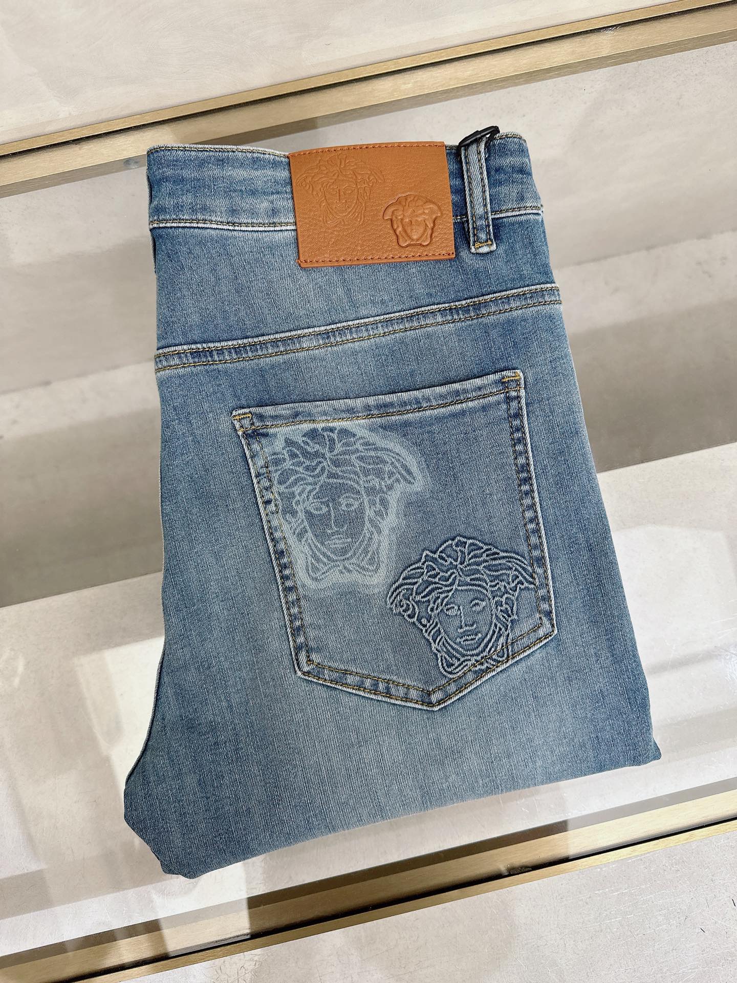 NO:918045,Versace launches new men's casual jeans for spring and summer 2026!  Heavy duty washed jeans!  Customized fabrics are softer and more comfortable than ordinary denim fabrics!  Ultra-heavy industrial washing process and double process washing. The whole pair of pants has a comfortable feel, and the fineness and breathability are top-notch. All hardware brand logos are custom-made, and the materials are selected with the best attributes. For a good pair of jeans, the focus is on the fabric!  The elasticity of the fabric is very good and the comfort is great!  The fabric density is very high!  !  The imported texture is very powerful!  The low-key design style is simple and elegant!  28-38 (no 37),,versace,jeans,19860909范思哲 2026春夏最新推出男士休闲牛仔裤新品！重工水洗牛仔裤！定制面料和一般牛仔布料比起来,更加柔软舒适！超重工洗水工艺 双工艺洗水 整条裤子,手感舒适,细腻程度与透气效果堪称顶级,所有的五金品牌logo都是专模定做,材质都是选最好的属性.好的一条牛仔裤,重点在面料！面料的弹性很好,舒适性非常棒！面料密度很高！！客供进口的质感非常强大！低调设计风格简洁大方！28-38（无37）,,versace,jeans,,Men's clothing