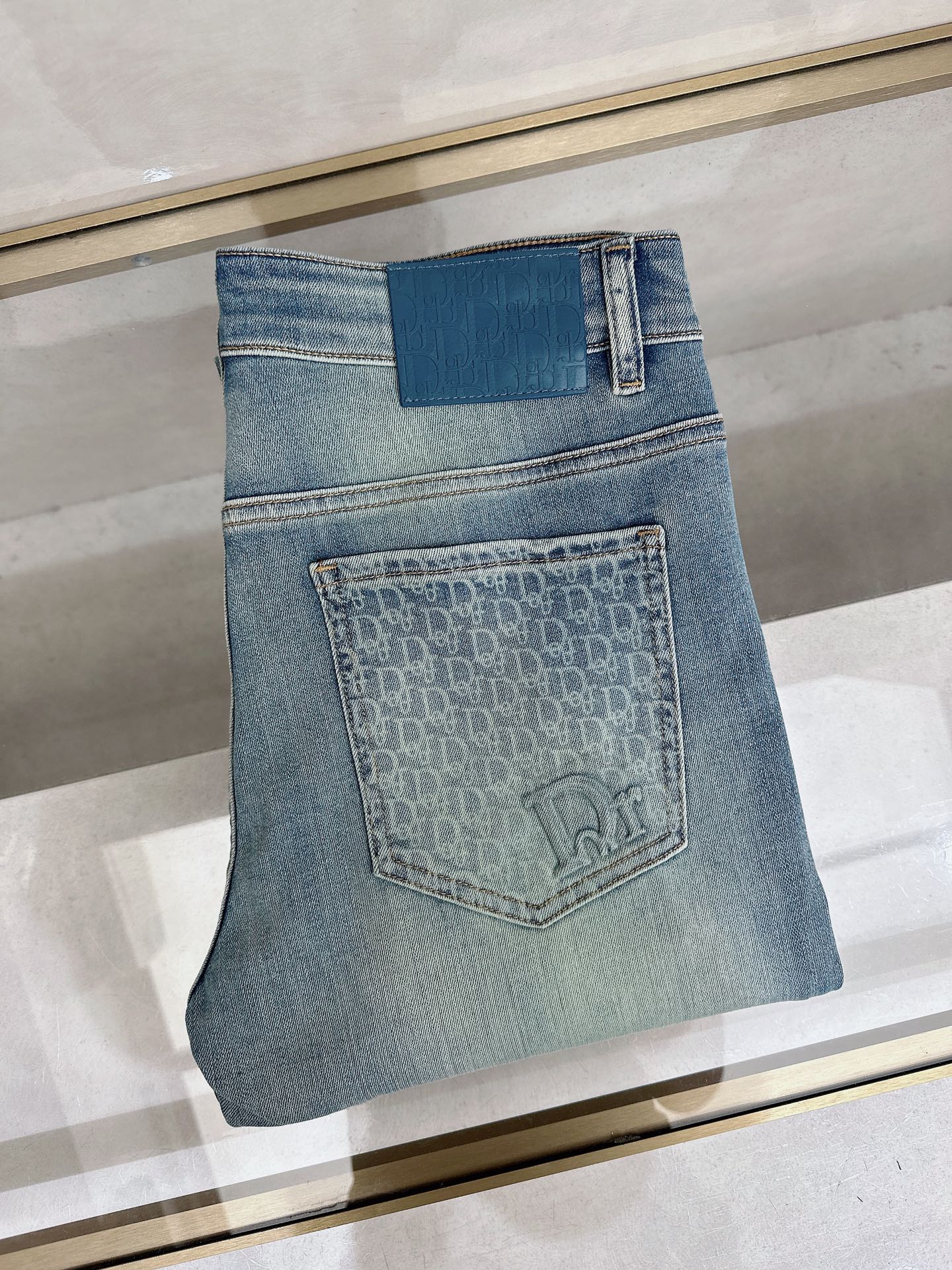 NO:918044,Dior's latest 2026 spring and summer new casual jeans for men!  Heavy duty washed jeans!  Customized fabrics are softer and more comfortable than ordinary denim fabrics!  Ultra-heavy industrial washing process and double process washing. The whole pair of pants has a comfortable feel, and the fineness and breathability are top-notch. All hardware brand logos are custom-made, and the materials are selected with the best attributes. For a good pair of jeans, the focus is on the fabric!  The elasticity of the fabric is very good and the comfort is great!  The fabric density is very high!  !  The imported texture is very powerful!  The low-key design style is simple and elegant!  28-38 (no 37),,dior,jeans,19860909迪奥 2026春夏最新推出男士休闲牛仔裤新品！重工水洗牛仔裤！定制面料和一般牛仔布料比起来,更加柔软舒适！超重工洗水工艺 双工艺洗水 整条裤子,手感舒适,细腻程度与透气效果堪称顶级,所有的五金品牌logo都是专模定做,材质都是选最好的属性.好的一条牛仔裤,重点在面料！面料的弹性很好,舒适性非常棒！面料密度很高！！客供进口的质感非常强大！低调设计风格简洁大方！28-38（无37）,,dior,jeans,,Men's clothing