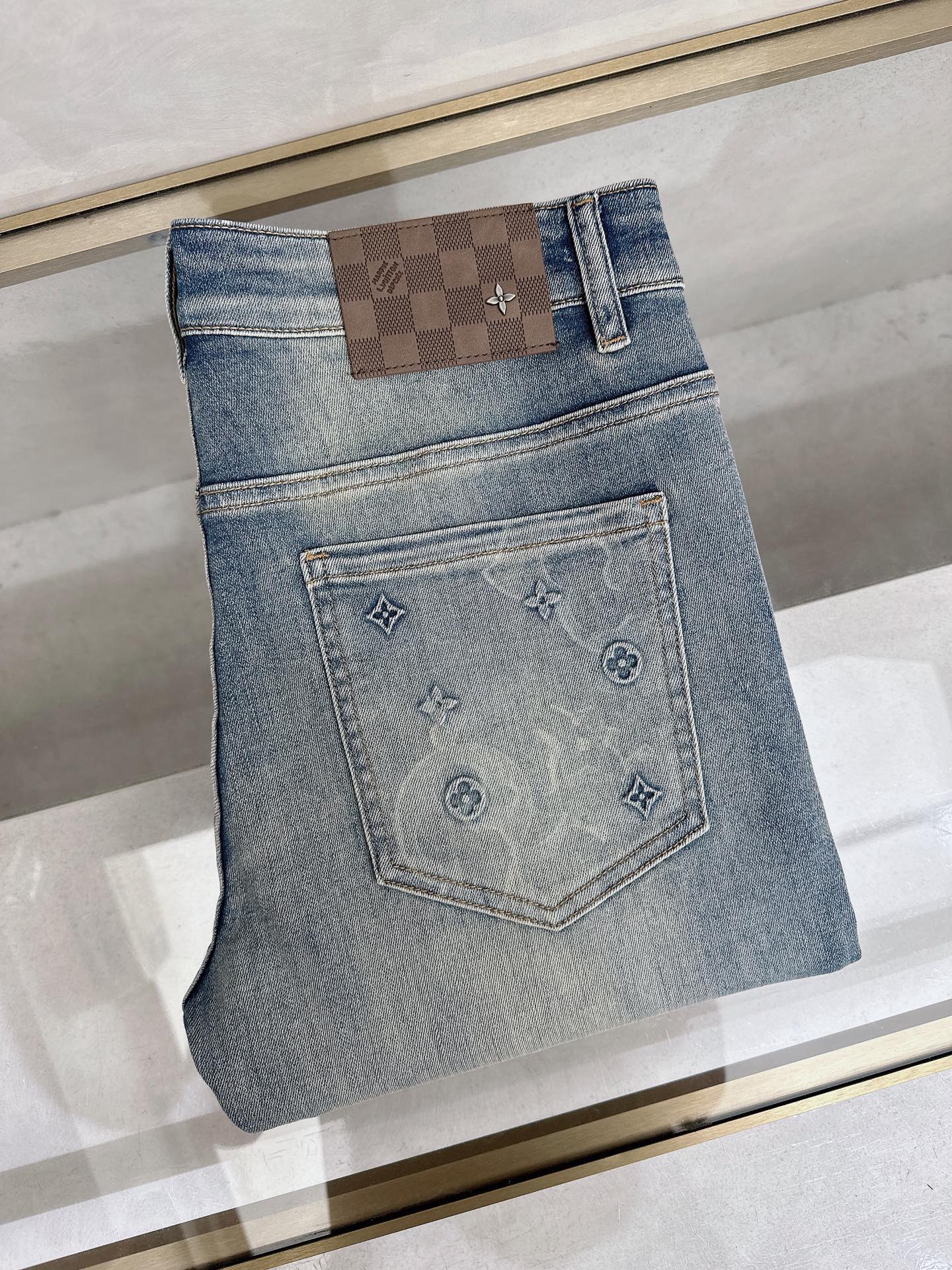 NO:918041,LV’s latest 2026 spring and summer new casual jeans for men!  Heavy duty washed jeans!  Customized fabrics are softer and more comfortable than ordinary denim fabrics!  Ultra-heavy industrial washing process and double process washing. The whole pair of pants has a comfortable feel, and the fineness and breathability are top-notch. All hardware brand logos are custom-made, and the materials are selected with the best attributes. For a good pair of jeans, the focus is on the fabric!  The elasticity of the fabric is very good and the comfort is great!  The fabric density is very high!  !  The imported texture is very powerful!  The low-key design style is simple and elegant!  28-38 (no 37),,louis vuitton,jeans,19860909LV 2026春夏最新推出男士休闲牛仔裤新品！重工水洗牛仔裤！定制面料和一般牛仔布料比起来,更加柔软舒适！超重工洗水工艺 双工艺洗水 整条裤子,手感舒适,细腻程度与透气效果堪称顶级,所有的五金品牌logo都是专模定做,材质都是选最好的属性.好的一条牛仔裤,重点在面料！面料的弹性很好,舒适性非常棒！面料密度很高！！客供进口的质感非常强大！低调设计风格简洁大方！28-38（无37）,,louis vuitton,jeans,,Men's clothing