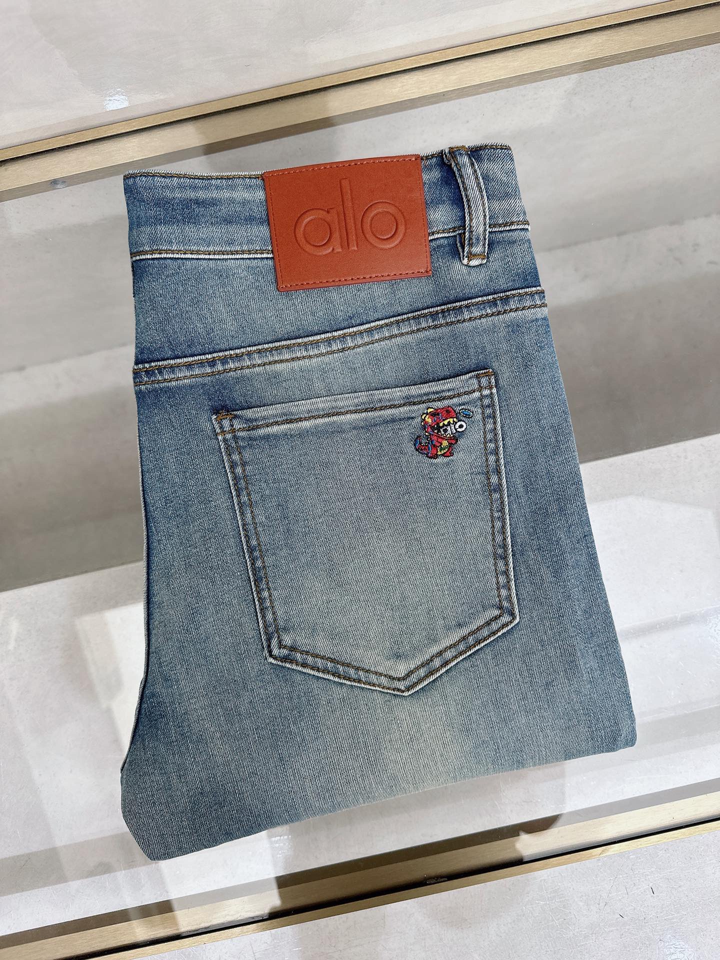 NO:918038,alo's latest new men's casual jeans for spring and summer 2026!  Heavy duty washed jeans!  Customized fabrics are softer and more comfortable than ordinary denim fabrics!  Ultra-heavy industrial washing process and double process washing. The whole pair of pants has a comfortable feel, and the fineness and breathability are top-notch. All hardware brand logos are custom-made, and the materials are selected with the best attributes. For a good pair of jeans, the focus is on the fabric!  The elasticity of the fabric is very good and the comfort is great!  The fabric density is very high!  !  The imported texture is very powerful!  The low-key design style is simple and elegant!  28-38 (no 37),,jeans,19860909alo 2026春夏最新推出男士休闲牛仔裤新品！重工水洗牛仔裤！定制面料和一般牛仔布料比起来,更加柔软舒适！超重工洗水工艺 双工艺洗水 整条裤子,手感舒适,细腻程度与透气效果堪称顶级,所有的五金品牌logo都是专模定做,材质都是选最好的属性.好的一条牛仔裤,重点在面料！面料的弹性很好,舒适性非常棒！面料密度很高！！客供进口的质感非常强大！低调设计风格简洁大方！28-38（无37）,,jeans,,Men's clothing
