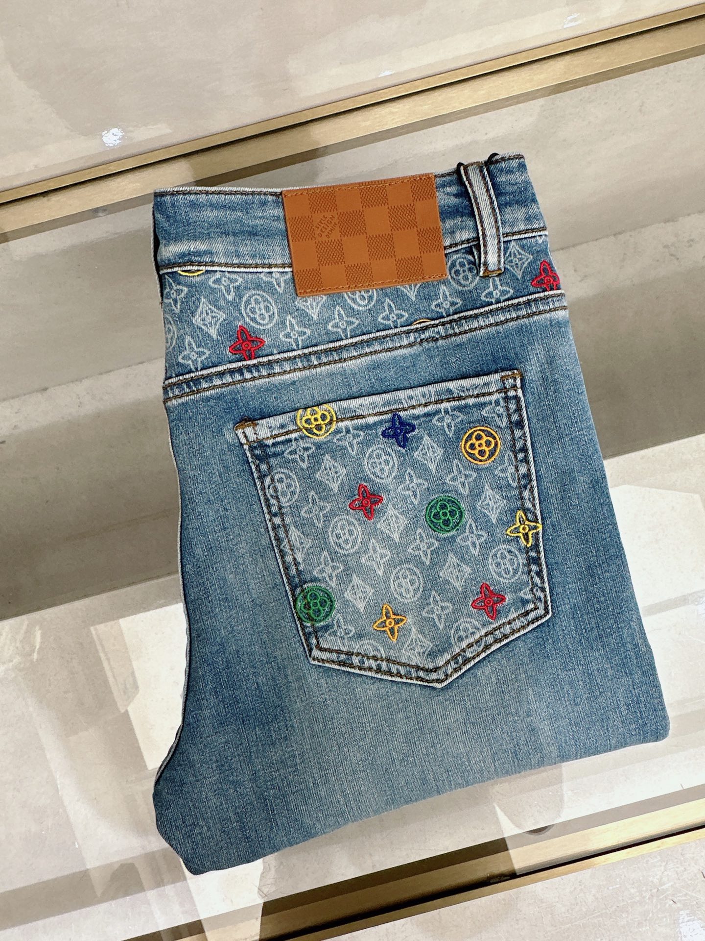 NO:918035,LV’s latest 2026 spring and summer new casual jeans for men!  Heavy duty washed jeans!  Customized fabrics are softer and more comfortable than ordinary denim fabrics!  Ultra-heavy industrial washing process and double process washing. The whole pair of pants has a comfortable feel, and the fineness and breathability are top-notch. All hardware brand logos are custom-made, and the materials are selected with the best attributes. For a good pair of jeans, the focus is on the fabric!  The elasticity of the fabric is very good and the comfort is great!  The fabric density is very high!  !  The imported texture is very powerful!  The low-key design style is simple and elegant!  28-38 (no 37),,louis vuitton,jeans,19860909LV 2026春夏最新推出男士休闲牛仔裤新品！重工水洗牛仔裤！定制面料和一般牛仔布料比起来,更加柔软舒适！超重工洗水工艺 双工艺洗水 整条裤子,手感舒适,细腻程度与透气效果堪称顶级,所有的五金品牌logo都是专模定做,材质都是选最好的属性.好的一条牛仔裤,重点在面料！面料的弹性很好,舒适性非常棒！面料密度很高！！客供进口的质感非常强大！低调设计风格简洁大方！28-38（无37）,,louis vuitton,jeans,,Men's clothing
