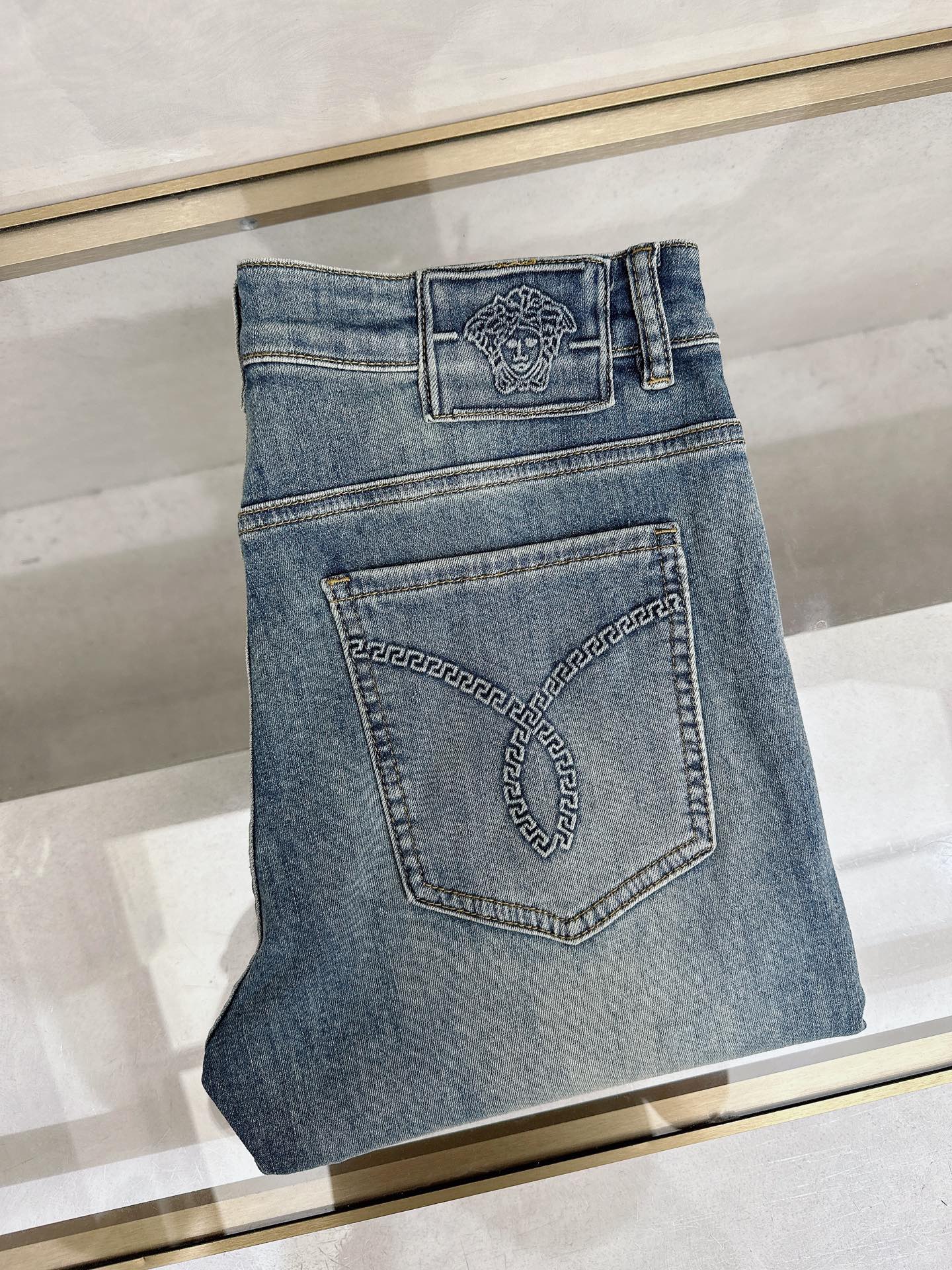 NO:918032,Versace launches new men's casual jeans for spring and summer 2026!  Heavy duty washed jeans!  Customized fabrics are softer and more comfortable than ordinary denim fabrics!  Ultra-heavy industrial washing process and double process washing. The whole pair of pants has a comfortable feel, and the fineness and breathability are top-notch. All hardware brand logos are custom-made, and the materials are selected with the best attributes. For a good pair of jeans, the focus is on the fabric!  The elasticity of the fabric is very good and the comfort is great!  The fabric density is very high!  !  The imported texture is very powerful!  The low-key design style is simple and elegant!  28-38 (no 37),,versace,jeans,19860909范思哲 2026春夏最新推出男士休闲牛仔裤新品！重工水洗牛仔裤！定制面料和一般牛仔布料比起来,更加柔软舒适！超重工洗水工艺 双工艺洗水 整条裤子,手感舒适,细腻程度与透气效果堪称顶级,所有的五金品牌logo都是专模定做,材质都是选最好的属性.好的一条牛仔裤,重点在面料！面料的弹性很好,舒适性非常棒！面料密度很高！！客供进口的质感非常强大！低调设计风格简洁大方！28-38（无37）,,versace,jeans,,Men's clothing