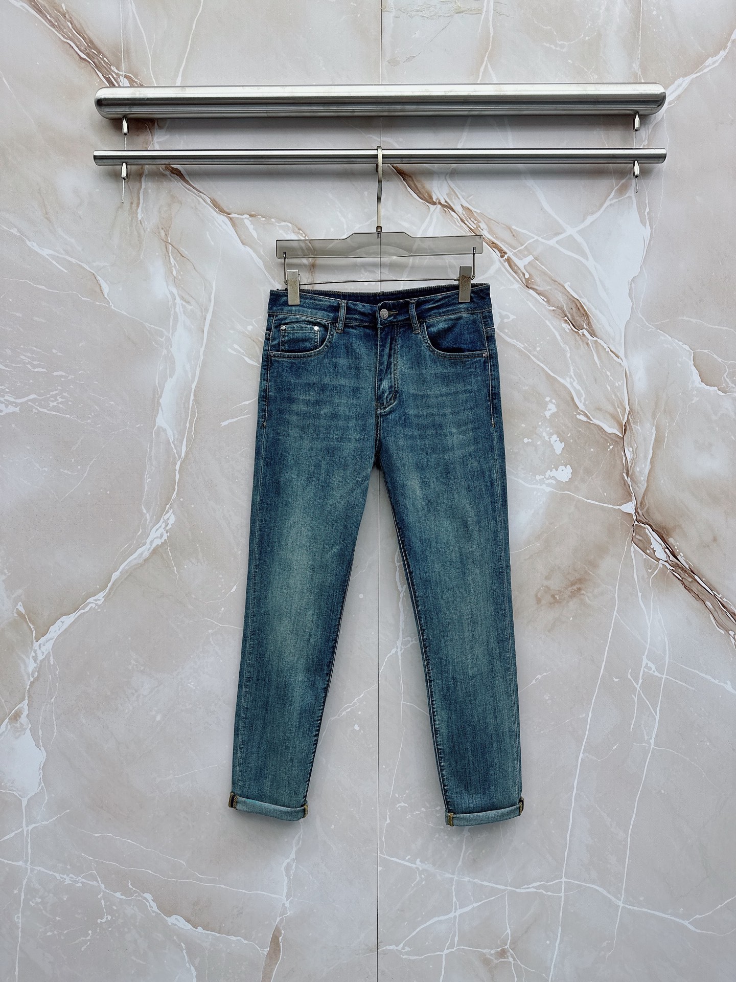 NO:835103,Prada launches new men's casual jeans for spring and summer 2026!  Heavy duty washed jeans!  Customized fabrics are softer and more comfortable than ordinary denim fabrics!  Ultra-heavy industrial washing process and double process washing. The whole pair of pants has a comfortable feel, and the fineness and breathability are top-notch. All hardware brand logos are custom-made, and the materials are selected with the best attributes. For a good pair of jeans, the focus is on the fabric!  The elasticity of the fabric is very good and the comfort is great!  The fabric density is very high!  !  The imported texture is very powerful!  The low-key design style is simple and elegant!  28-38 (no 37),,prada,jeans,19860909普拉达 2026春夏最新推出男士休闲牛仔裤新品！重工水洗牛仔裤！定制面料和一般牛仔布料比起来,更加柔软舒适！超重工洗水工艺 双工艺洗水 整条裤子,手感舒适,细腻程度与透气效果堪称顶级,所有的五金品牌logo都是专模定做,材质都是选最好的属性.好的一条牛仔裤,重点在面料！面料的弹性很好,舒适性非常棒！面料密度很高！！客供进口的质感非常强大！低调设计风格简洁大方！28-38（无37）,,prada,jeans,,Men's clothing