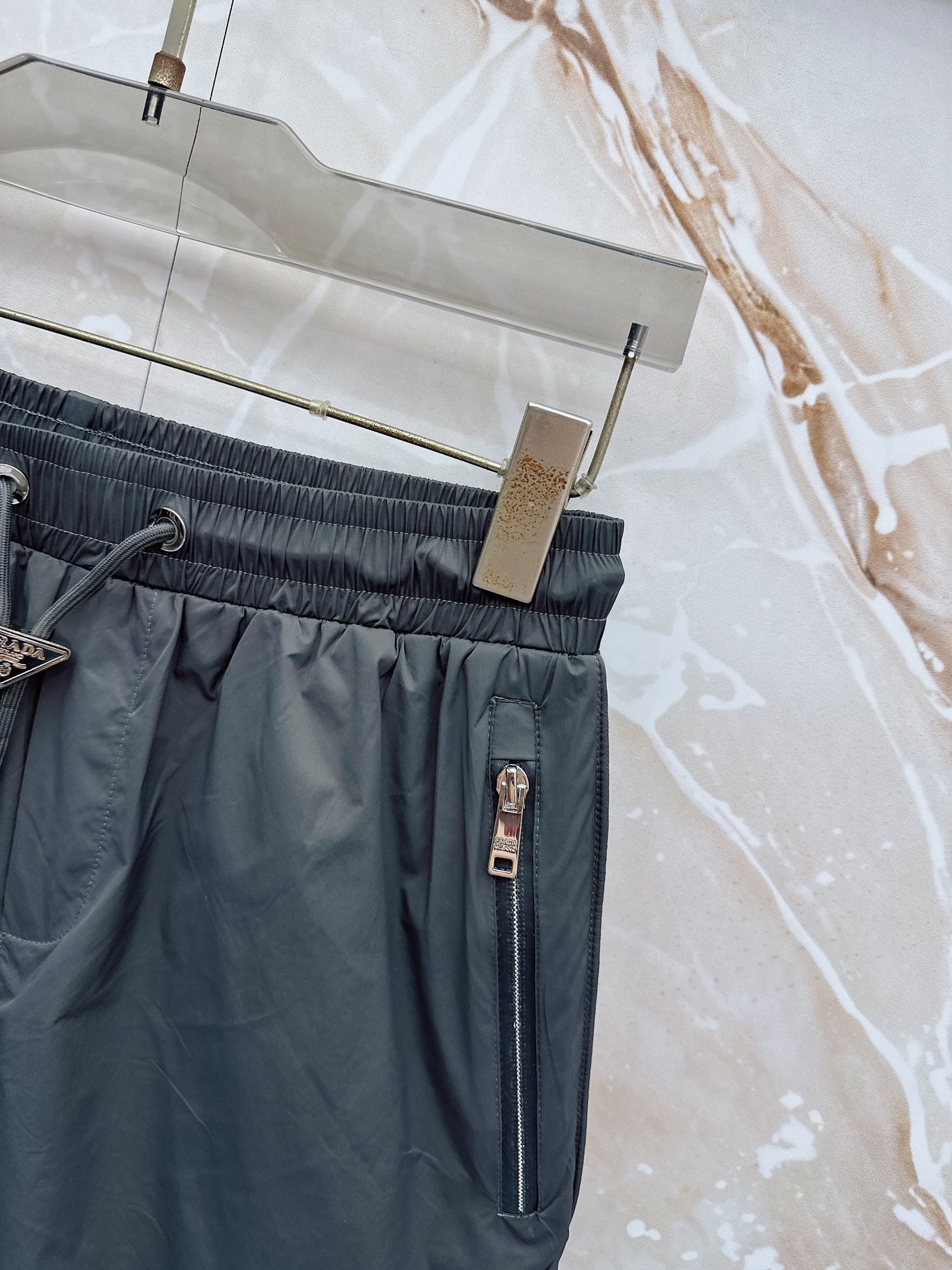 Prada 普拉达 26年夏季新款短裤定制进口速干面料舒适柔软透气性好！裤腿拼接透气孔设计，集休闲时尚为