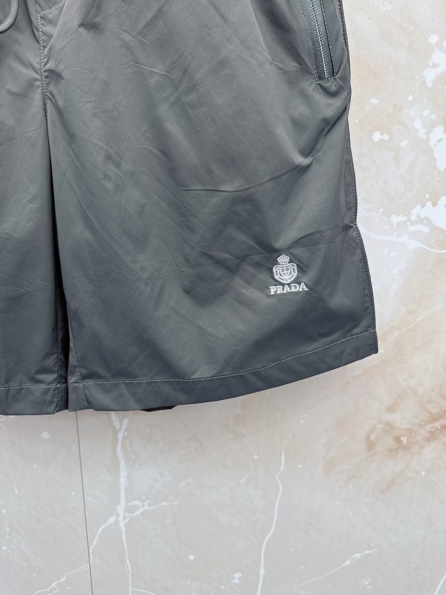 Prada 普拉达 26年夏季新款短裤定制进口速干面料舒适柔软透气性好！裤腿拼接透气孔设计，集休闲时尚为