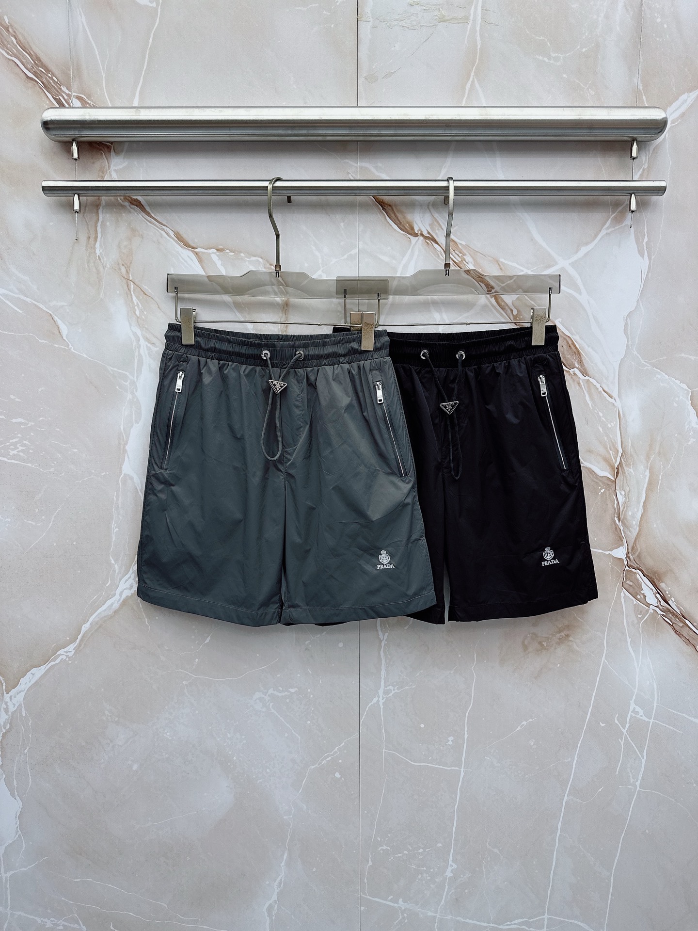 Prada 普拉达 26年夏季新款短裤定制进口速干面料舒适柔软透气性好！裤腿拼接透气孔设计，集休闲时尚为