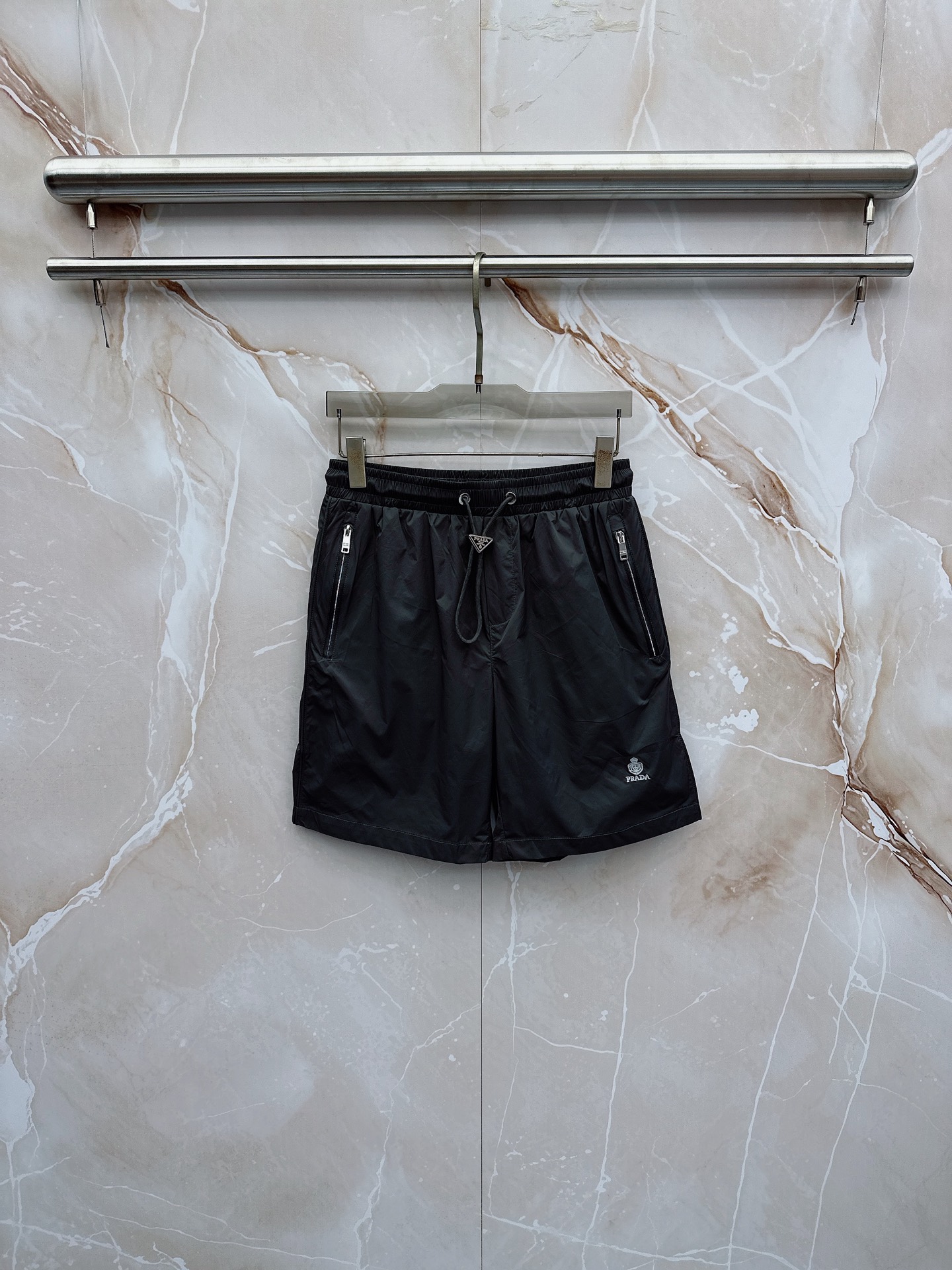 Prada 普拉达 26年夏季新款短裤定制进口速干面料舒适柔软透气性好！裤腿拼接透气孔设计，集休闲时尚为