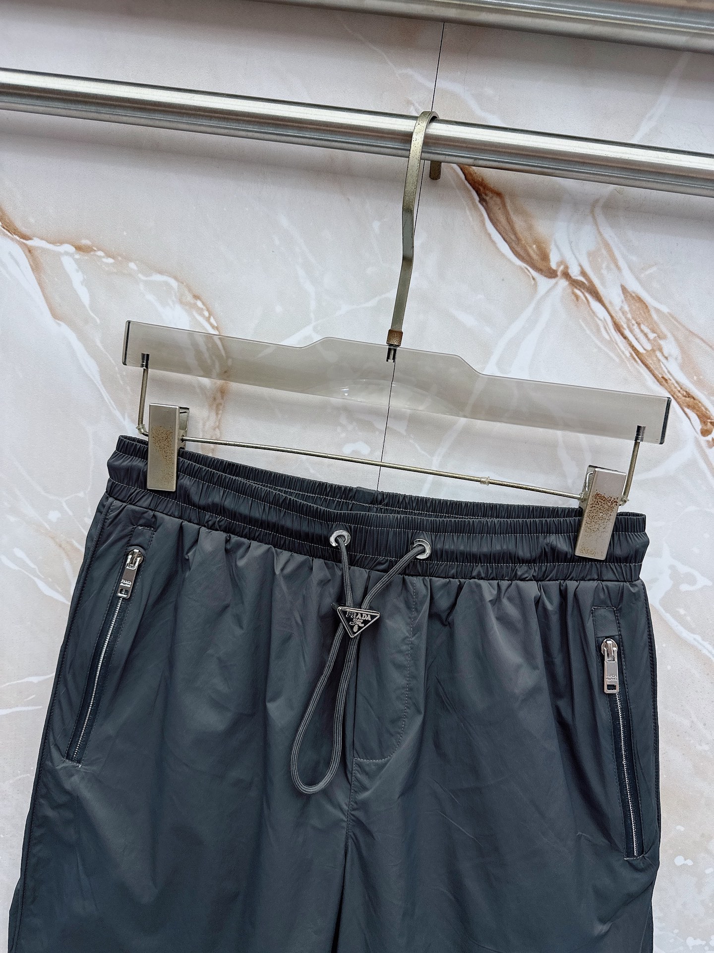 Prada 普拉达 26年夏季新款短裤定制进口速干面料舒适柔软透气性好！裤腿拼接透气孔设计，集休闲时尚为