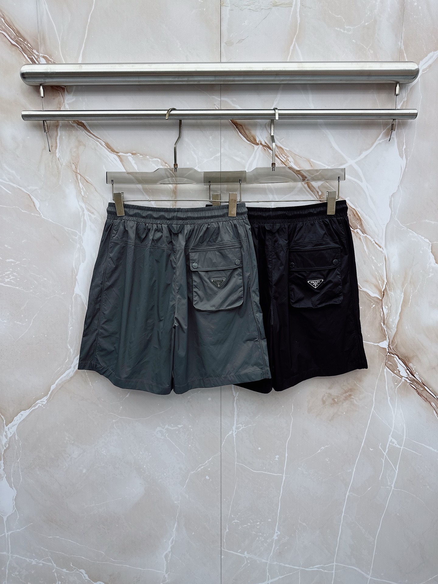 Prada 普拉达 26年夏季新款短裤定制进口速干面料舒适柔软透气性好！裤腿拼接透气孔设计，集休闲时尚为