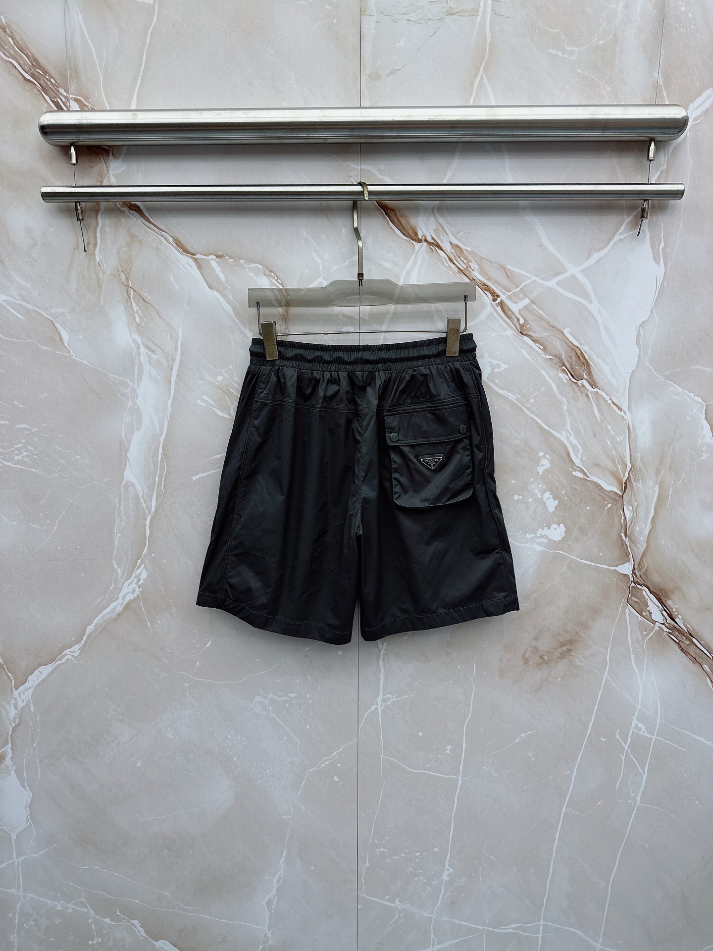 Prada 普拉达 26年夏季新款短裤定制进口速干面料舒适柔软透气性好！裤腿拼接透气孔设计，集休闲时尚为