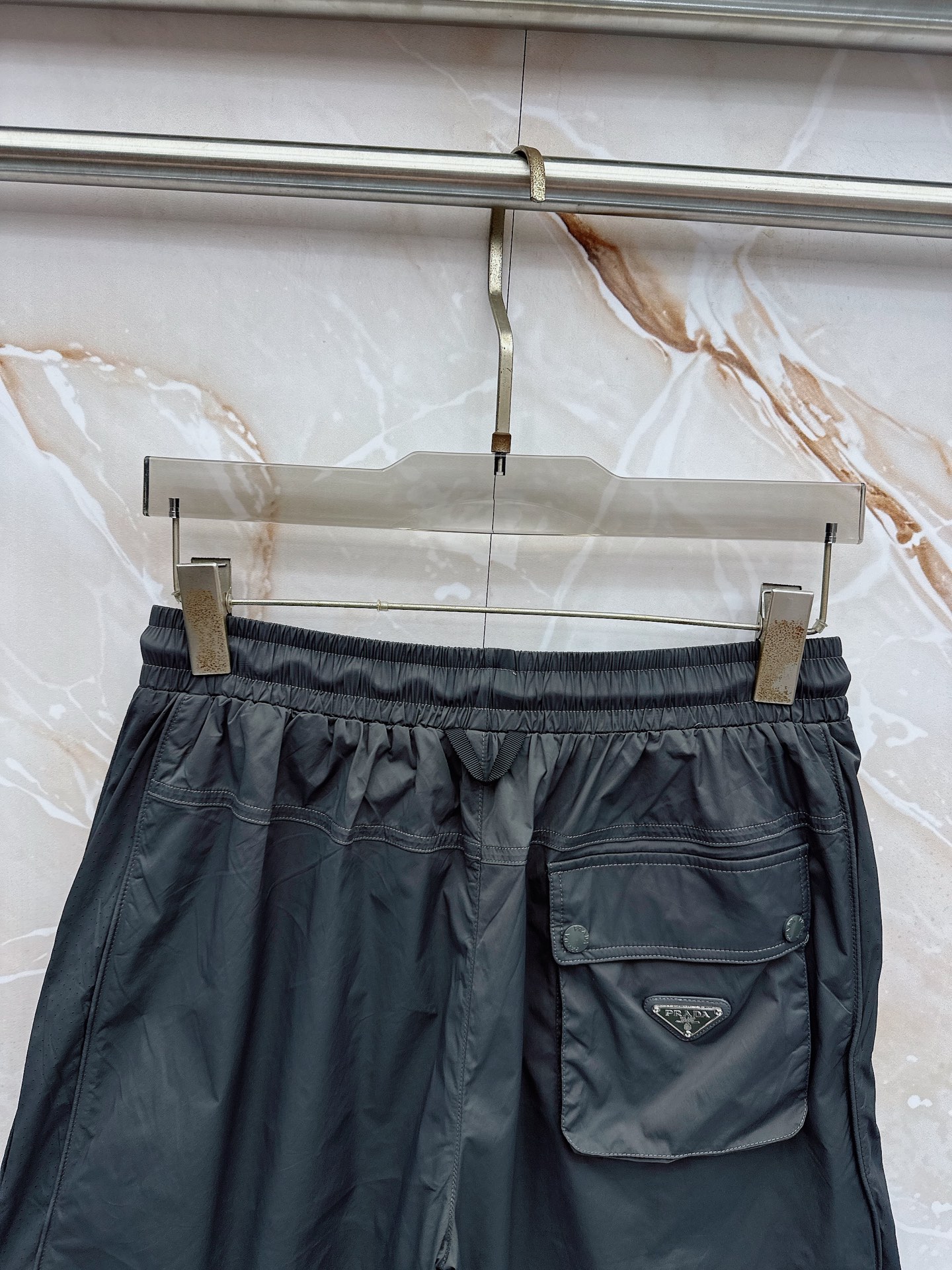 Prada 普拉达 26年夏季新款短裤定制进口速干面料舒适柔软透气性好！裤腿拼接透气孔设计，集休闲时尚为