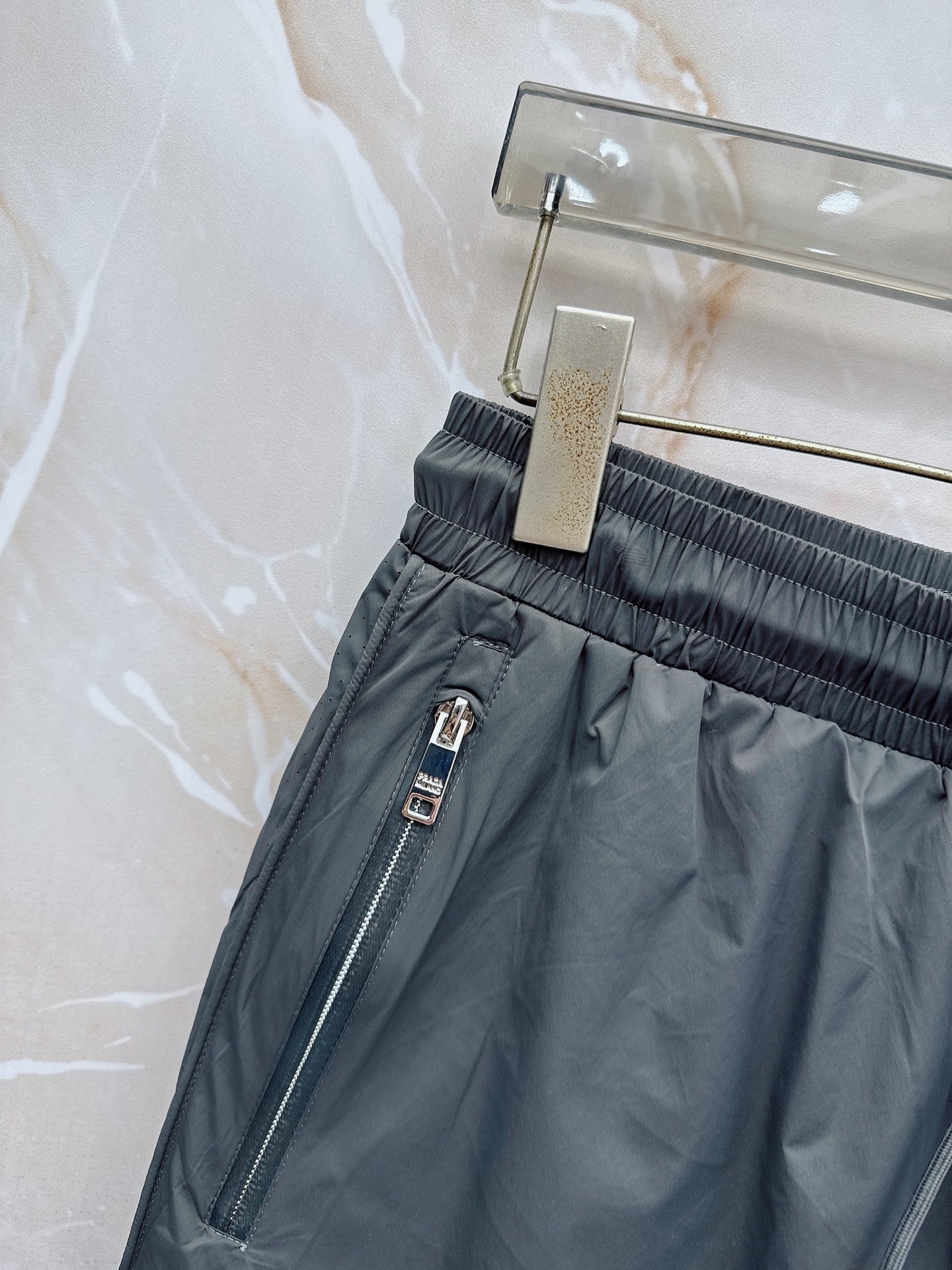 Prada 普拉达 26年夏季新款短裤定制进口速干面料舒适柔软透气性好！裤腿拼接透气孔设计，集休闲时尚为