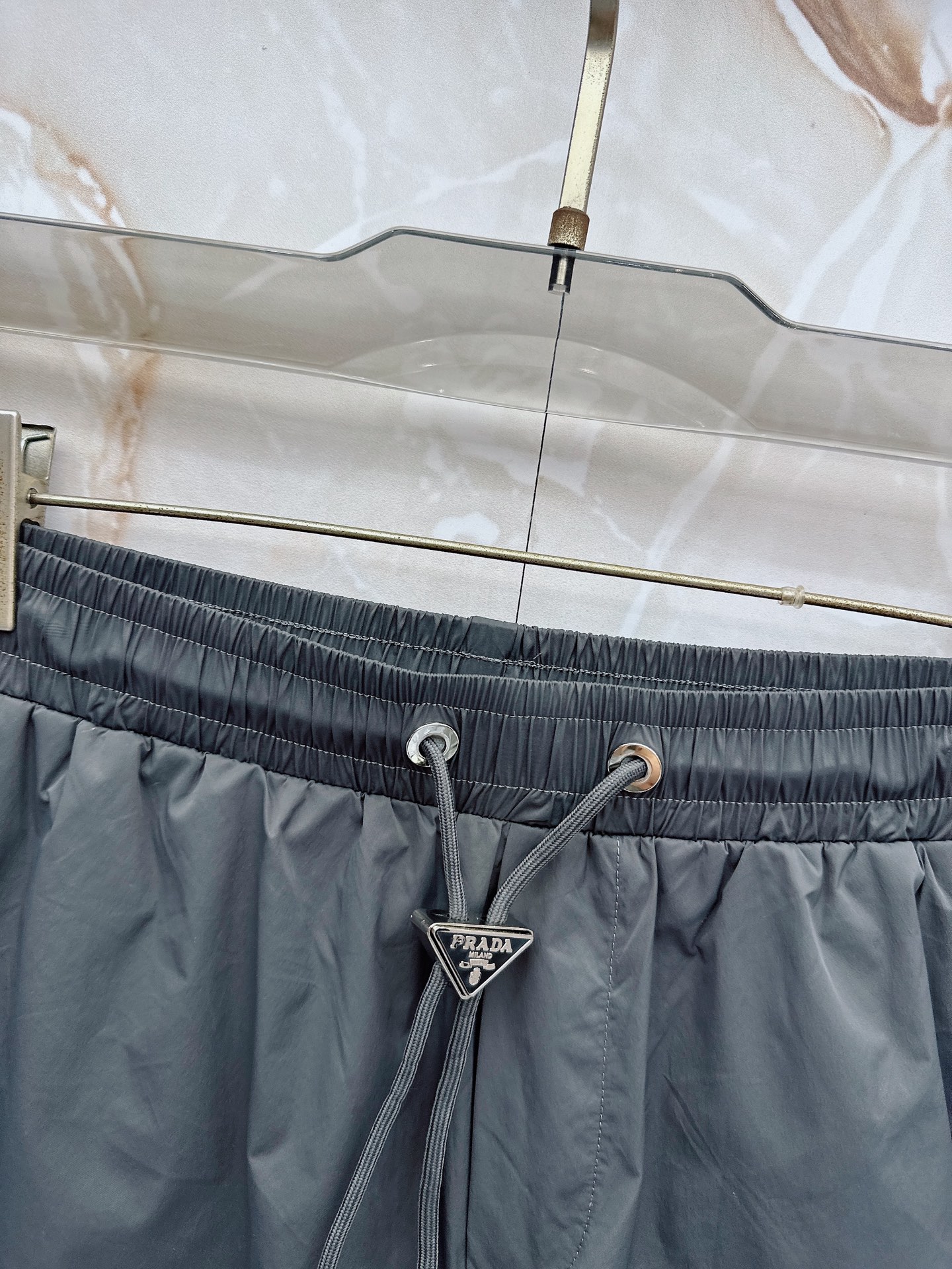 Prada 普拉达 26年夏季新款短裤定制进口速干面料舒适柔软透气性好！裤腿拼接透气孔设计，集休闲时尚为