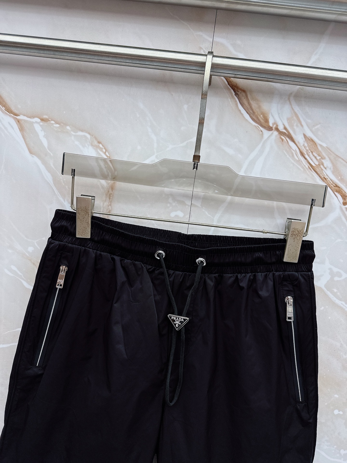 Prada 普拉达 26年夏季新款短裤定制进口速干面料舒适柔软透气性好！裤腿拼接透气孔设计，集休闲时尚为