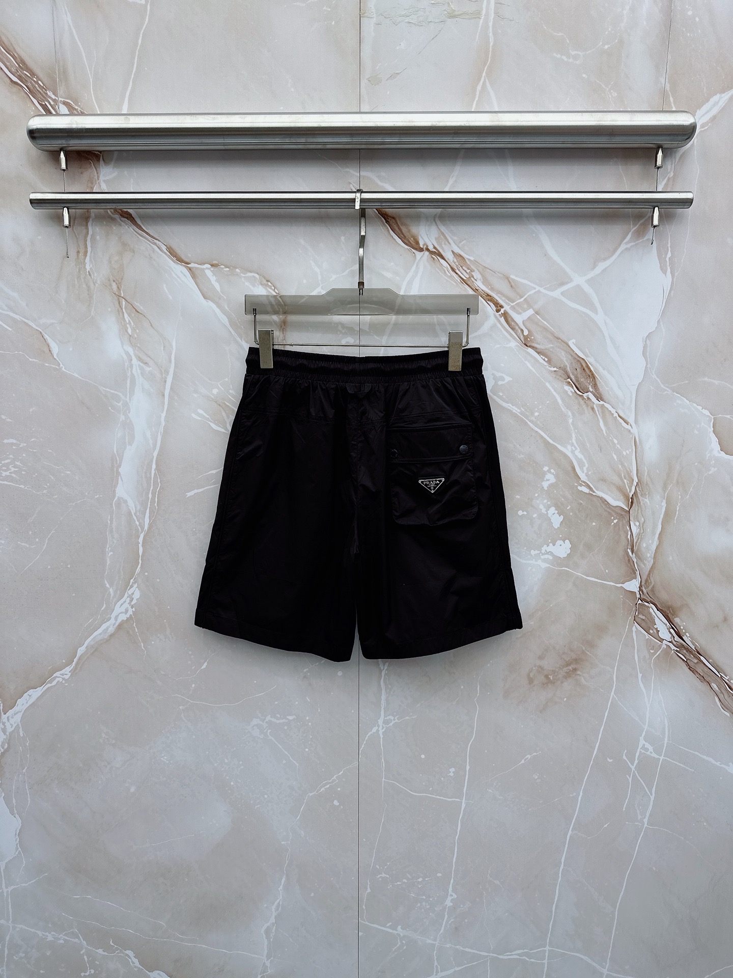 Prada 普拉达 26年夏季新款短裤定制进口速干面料舒适柔软透气性好！裤腿拼接透气孔设计，集休闲时尚为
