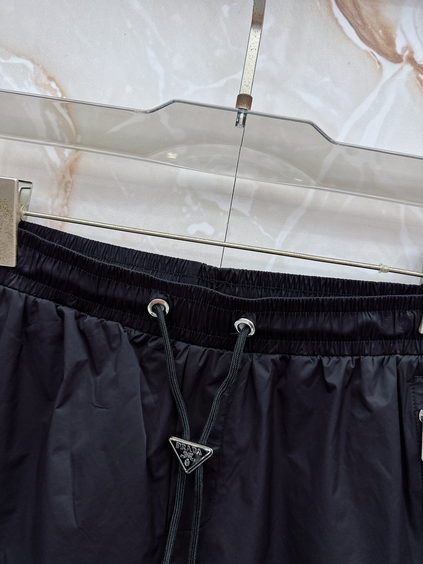 Prada 普拉达 26年夏季新款短裤定制进口速干面料舒适柔软透气性好！裤腿拼接透气孔设计，集休闲时尚为