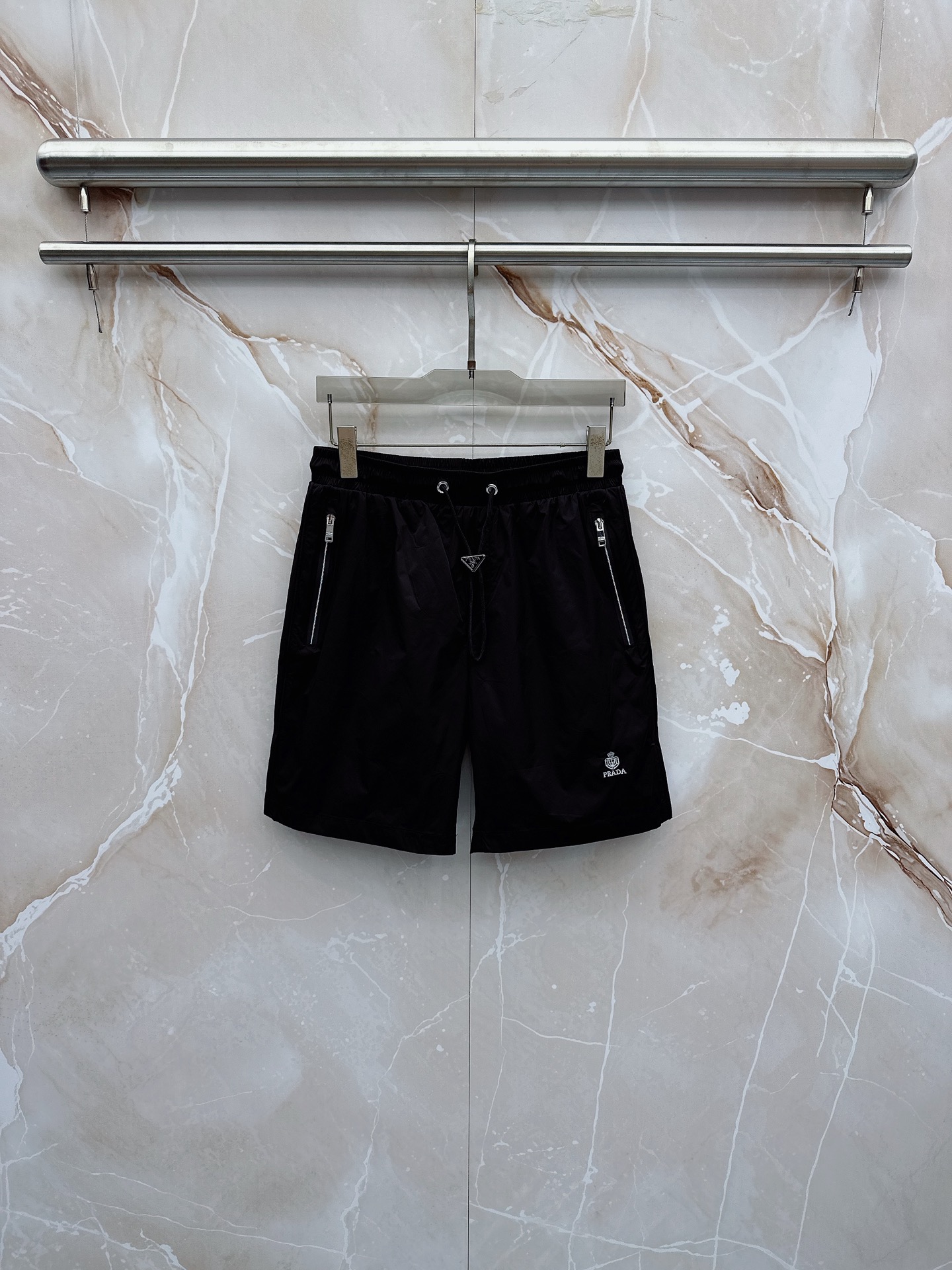 Prada 普拉达 26年夏季新款短裤定制进口速干面料舒适柔软透气性好！裤腿拼接透气孔设计，集休闲时尚为