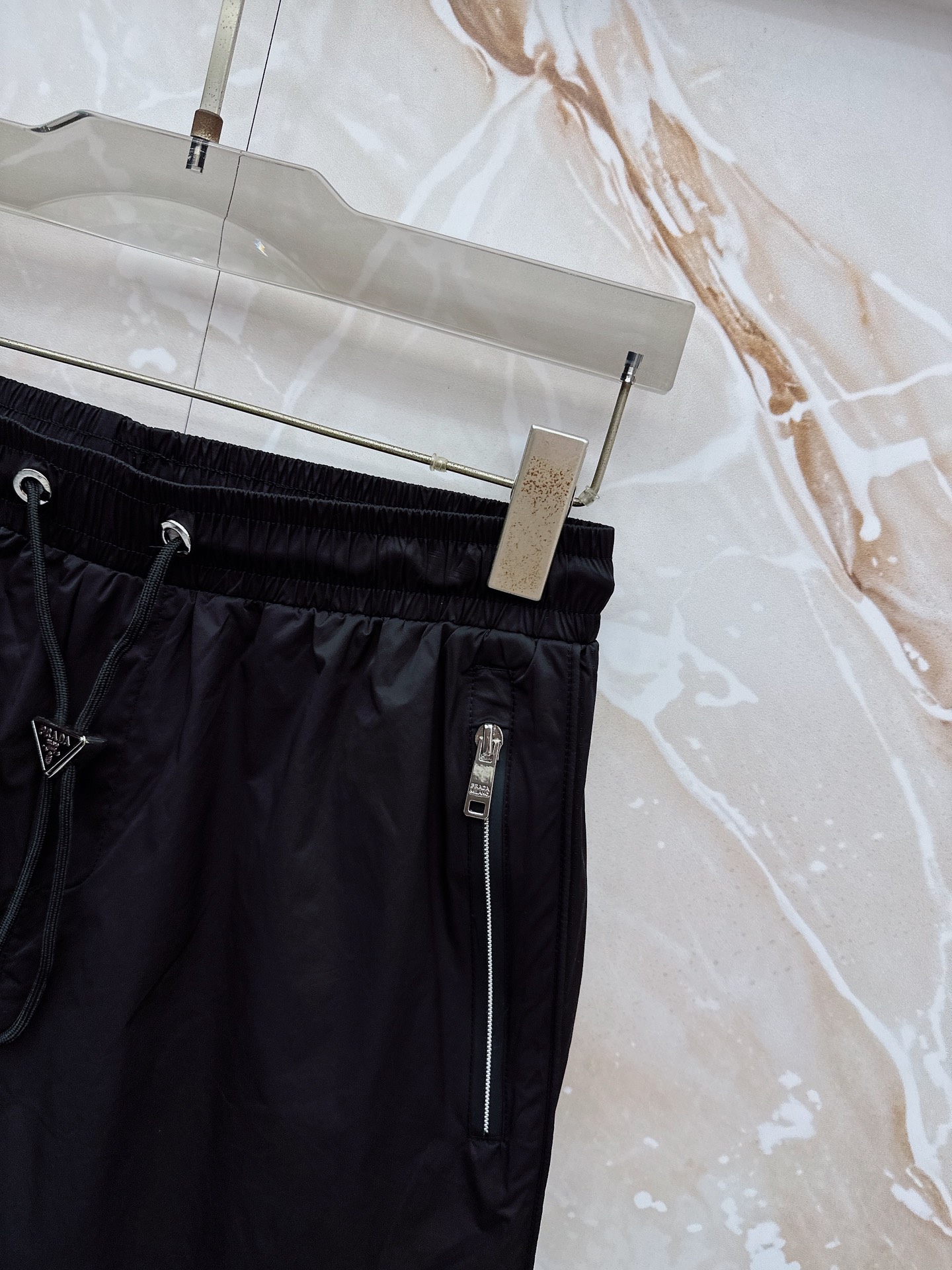 Prada 普拉达 26年夏季新款短裤定制进口速干面料舒适柔软透气性好！裤腿拼接透气孔设计，集休闲时尚为